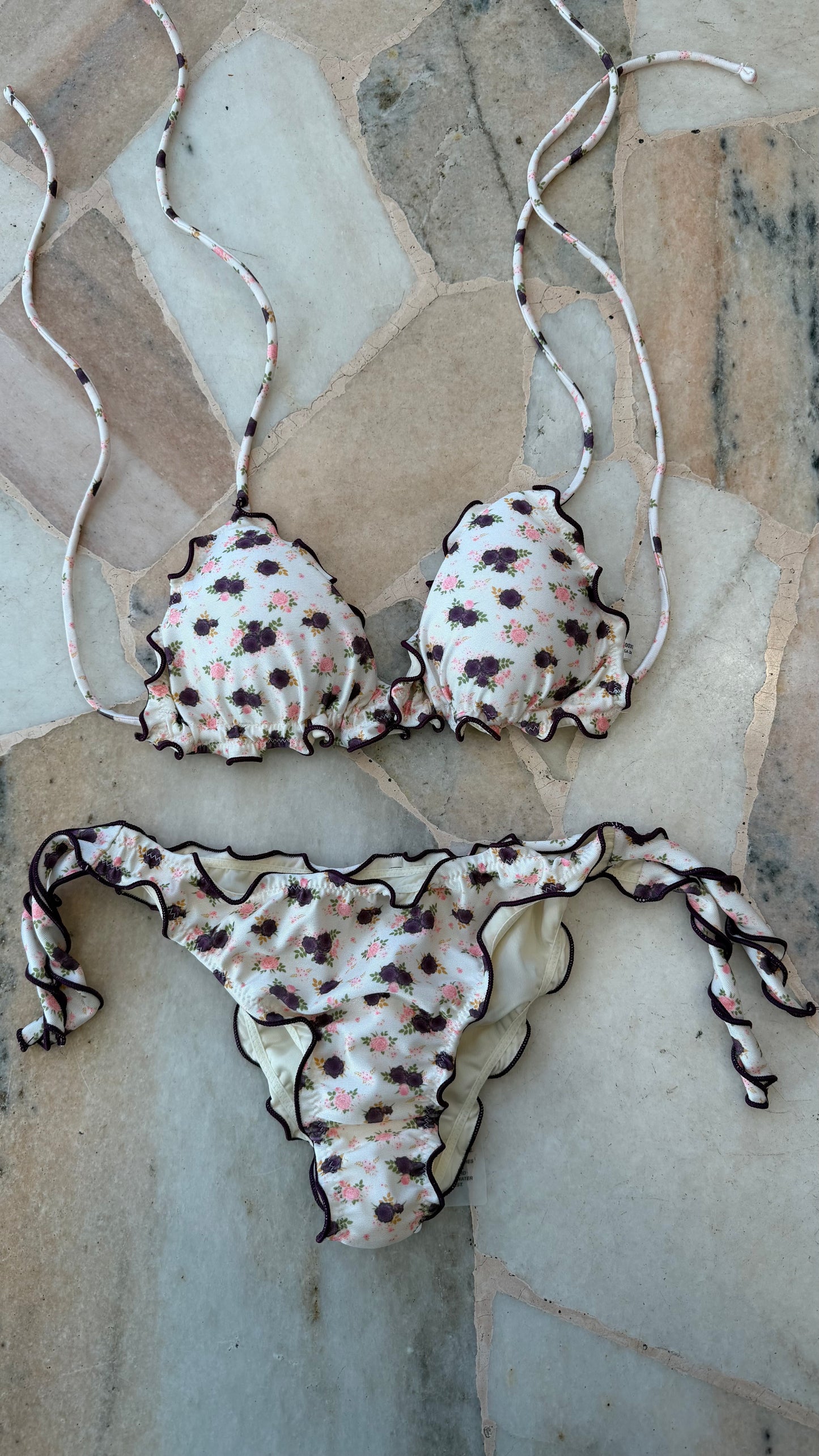 Bikini triangolo bianco con fiorellini purple Me Fui