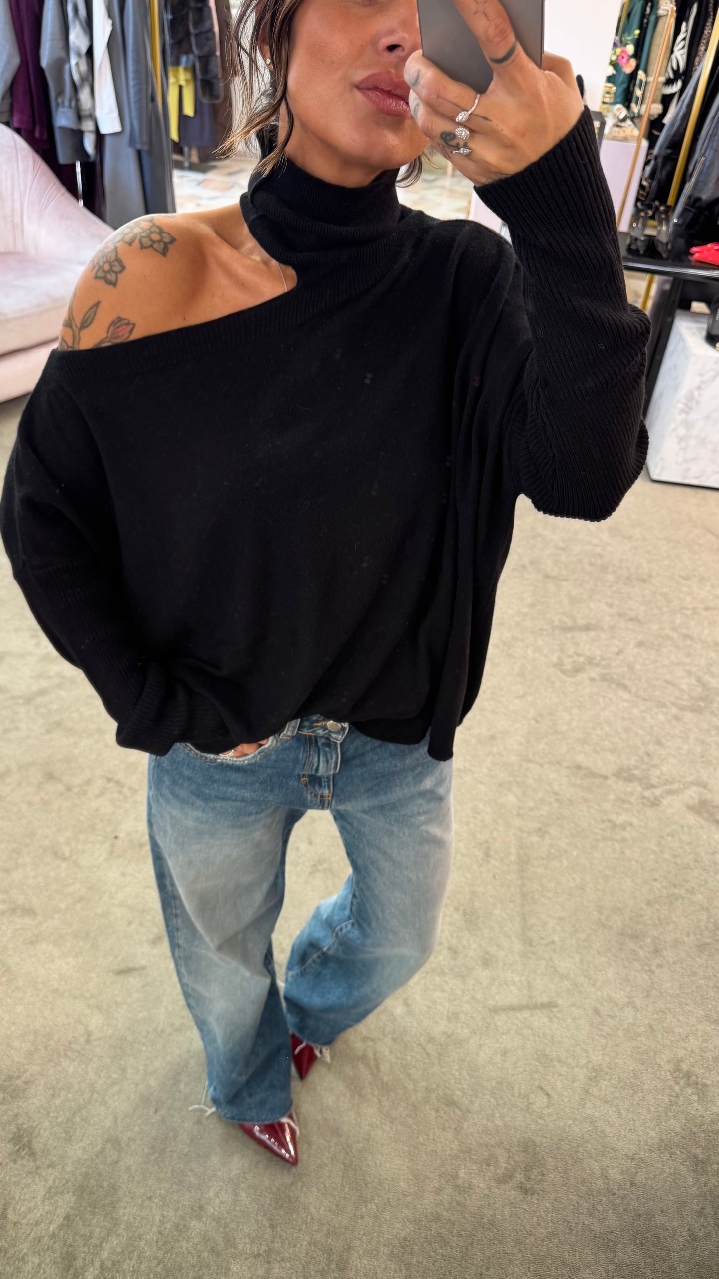 Dolcevita nero cutout sulla spalla lh