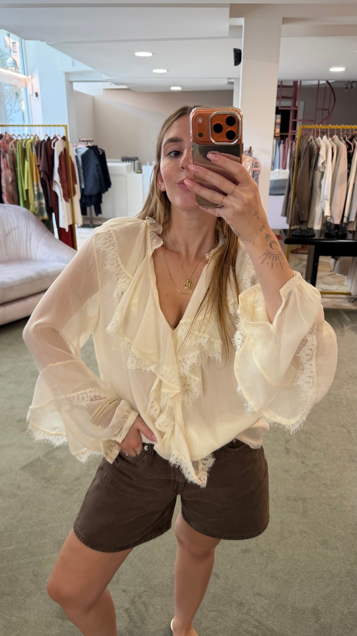 Camicia crema in crepe volant e pizzo gl
