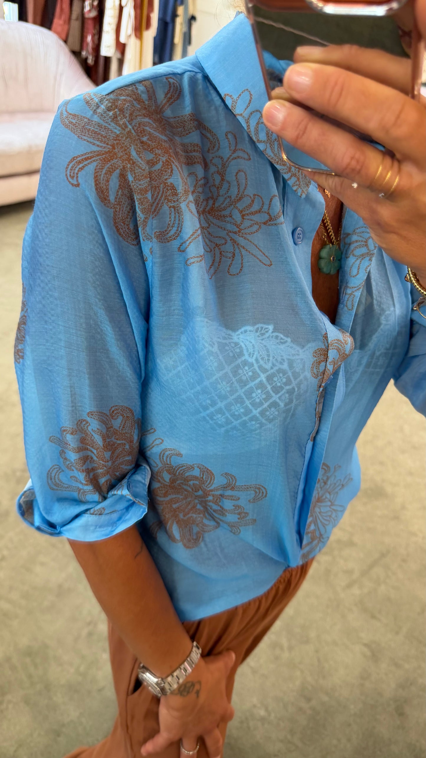 Camicia azzurra con ricami ruggine ay