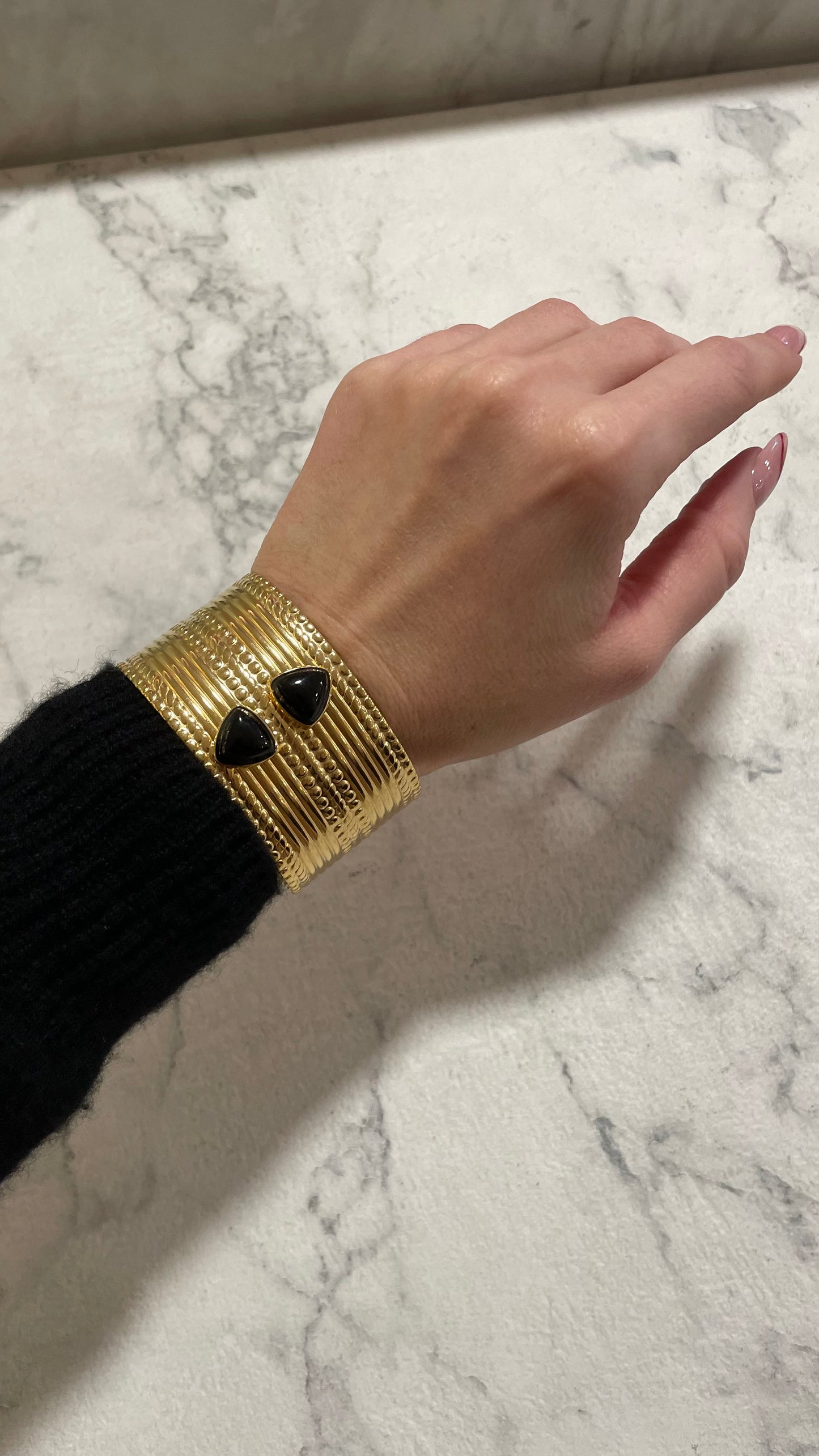 Bracciale oro con pietre nere