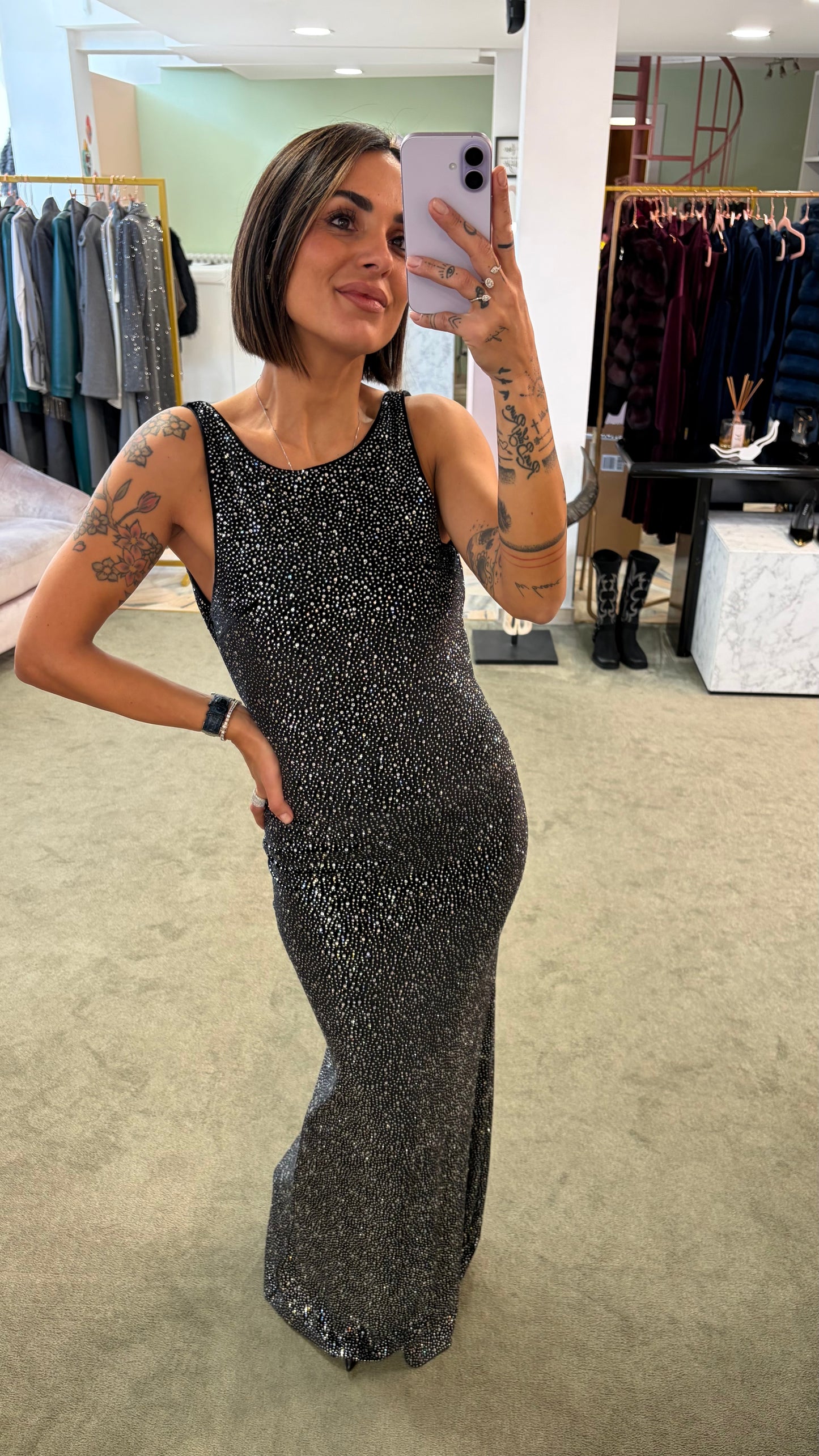 Abito smanicato lungo nero in velluto con cristalli tw