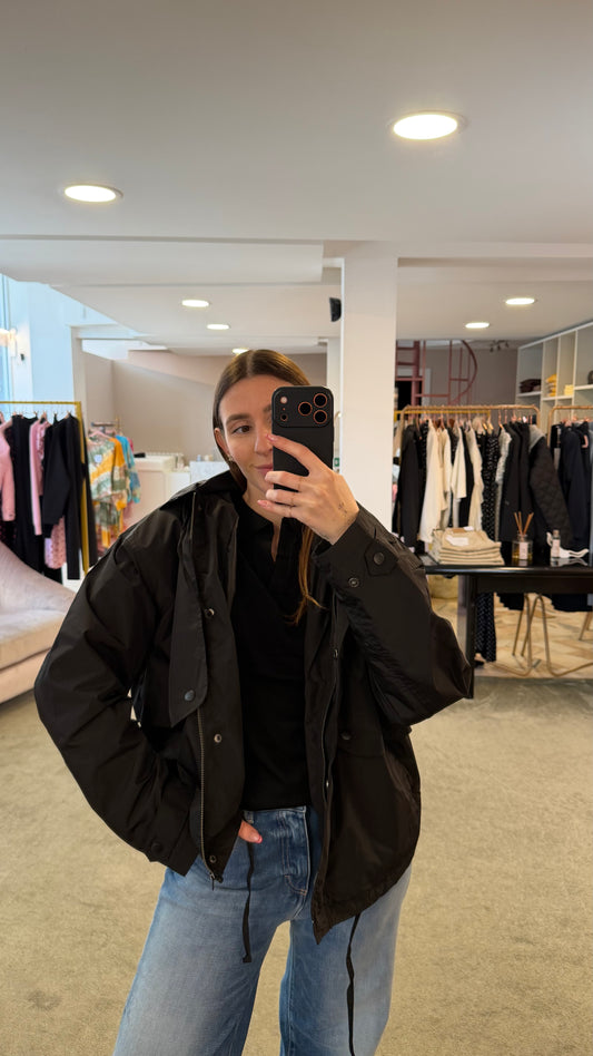 Trench nero corto con cappuccio sy