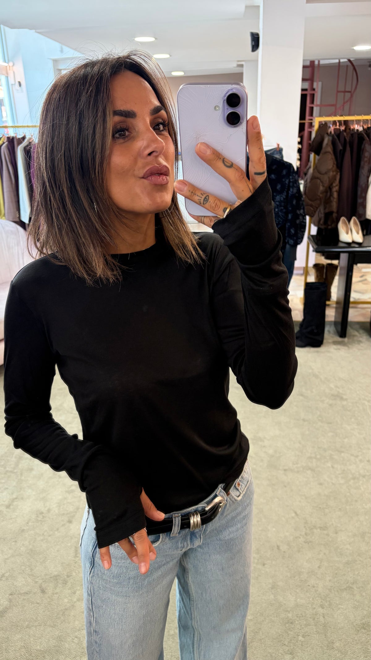 T-shirt nera girocollo in lyoncell manica lunga ay