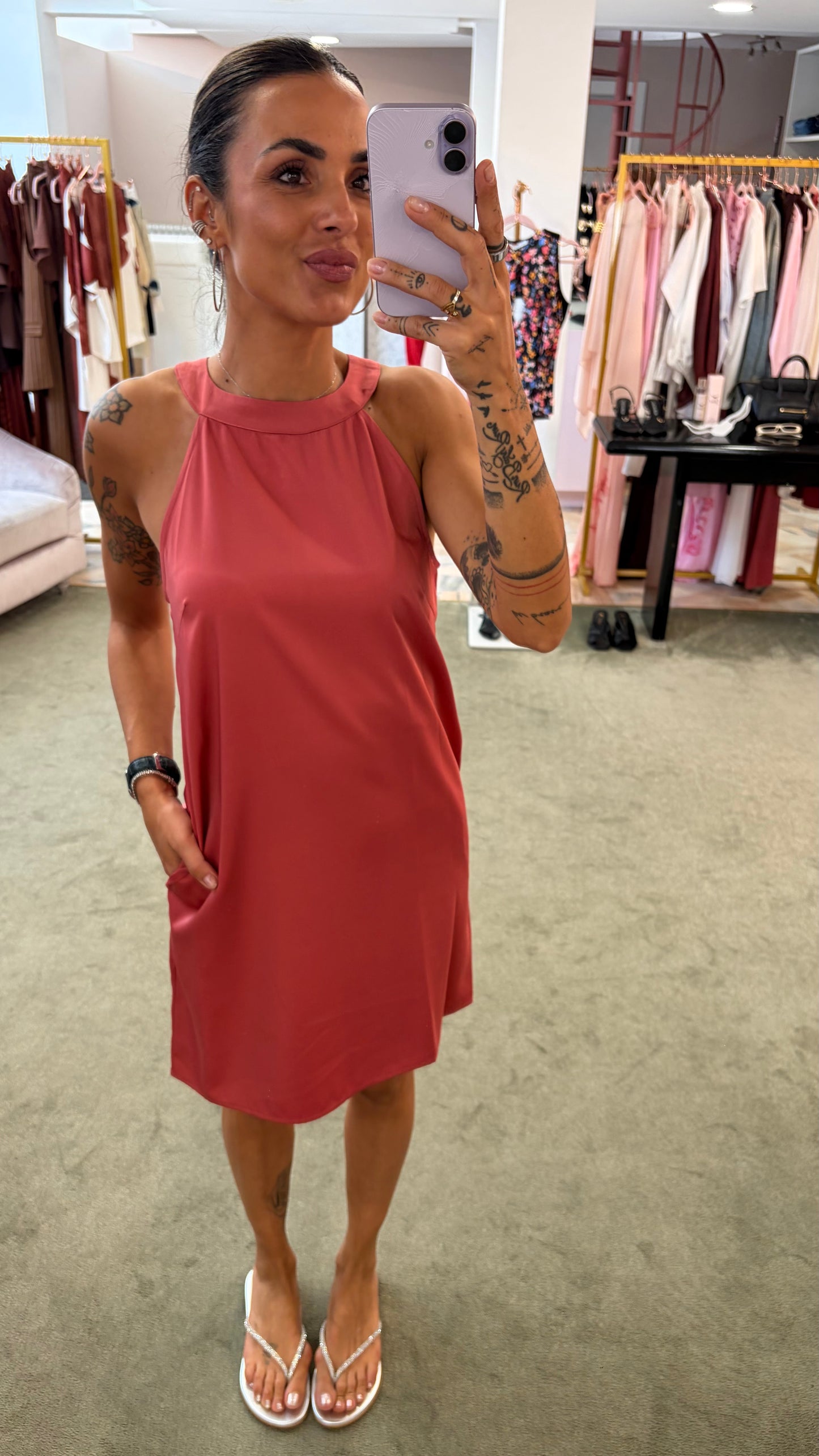 Abito corto rosa cherry scollo all'americana in satin ay