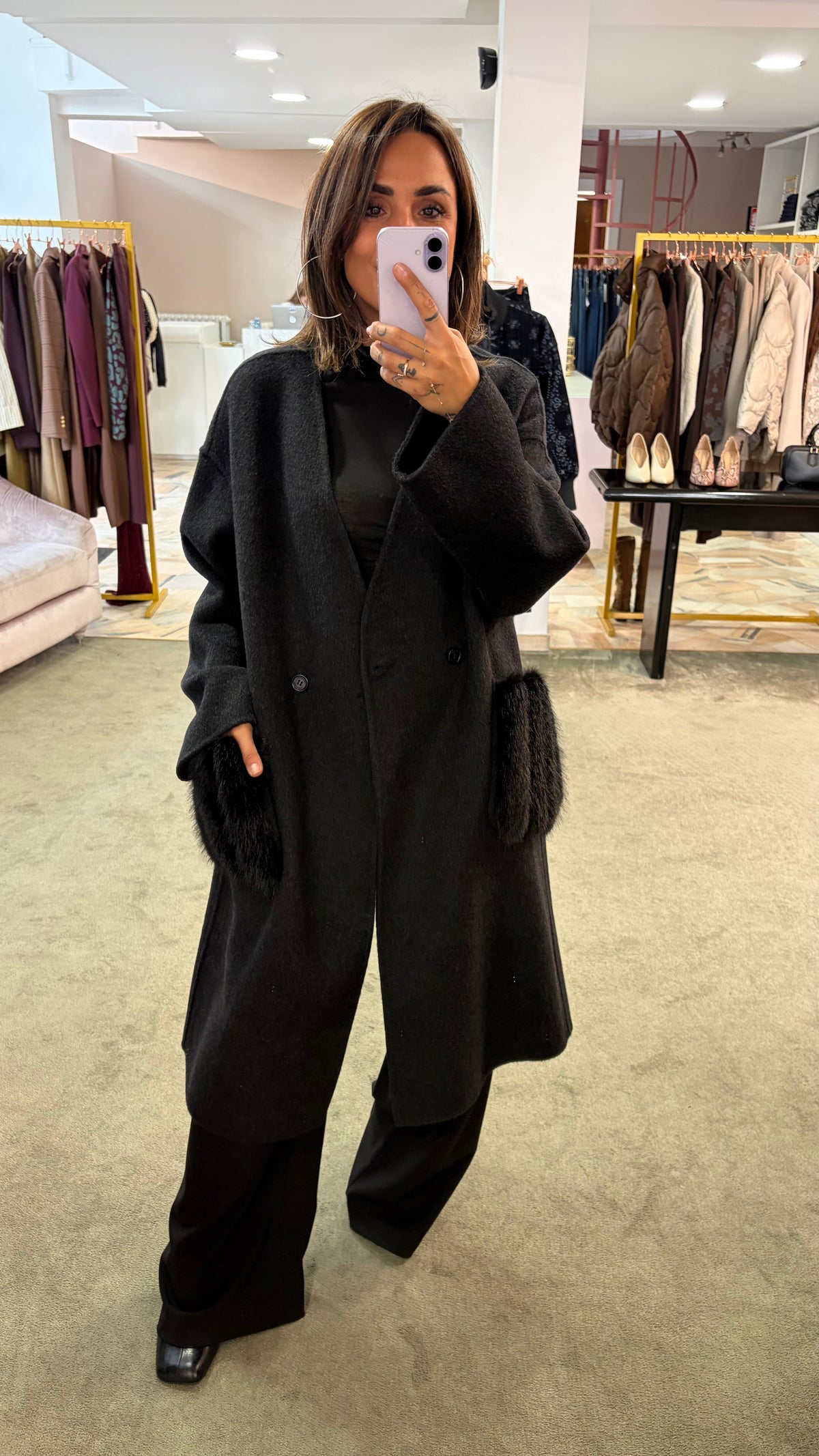 Cappotto nero con sciarpa removibile in ecopelliccia e tasche in ecopelliccia fr.