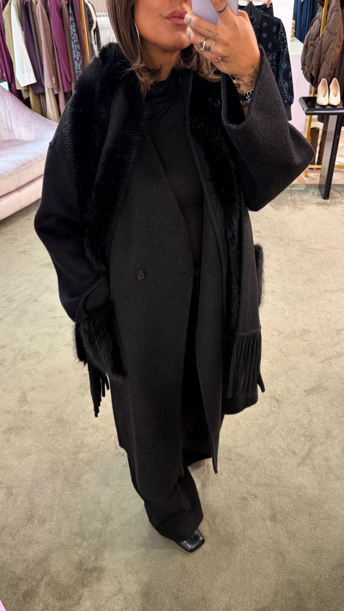 Cappotto nero con sciarpa removibile in ecopelliccia e tasche in ecopelliccia fr.