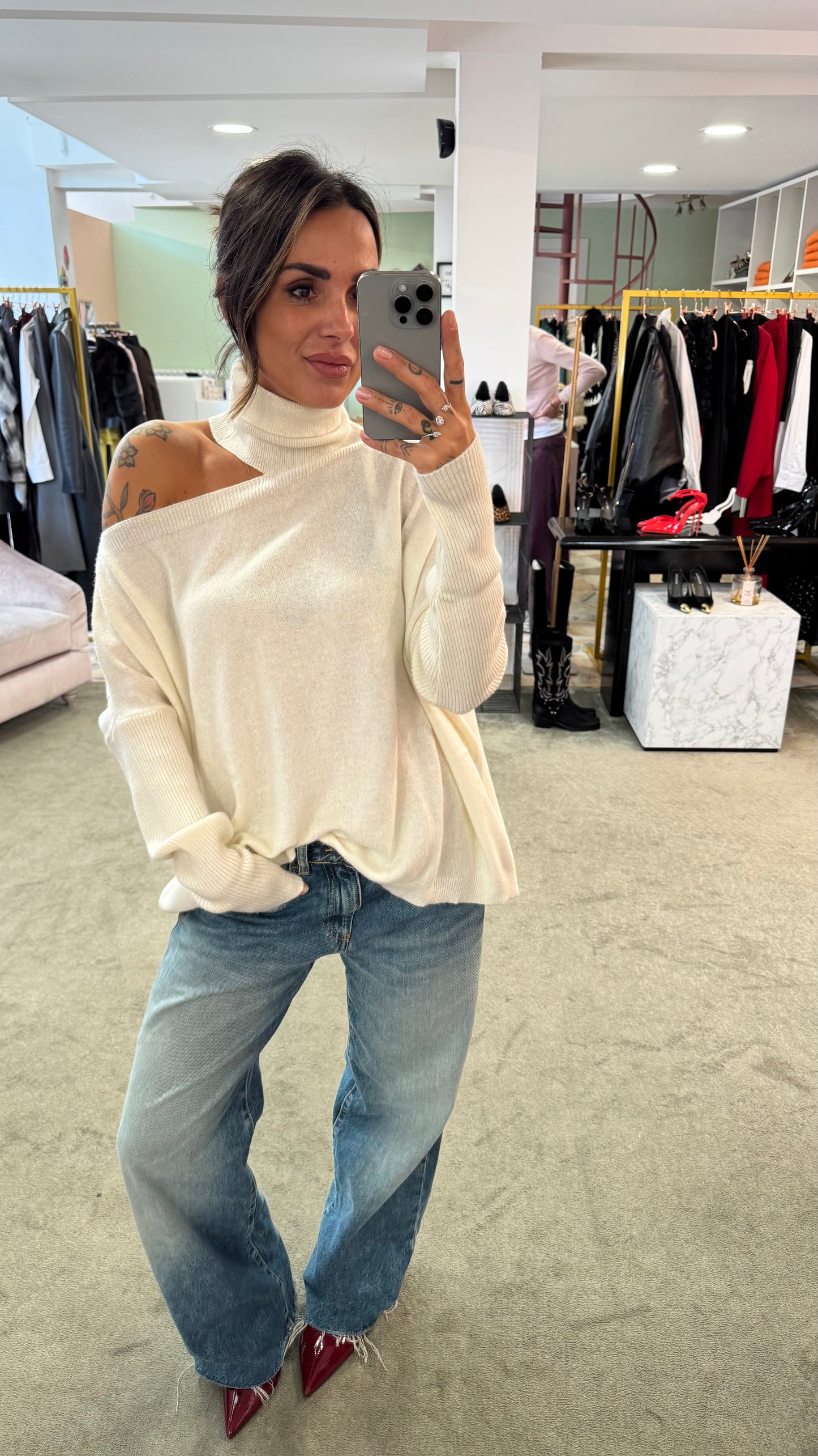 Dolcevita panna cutout  sulla spalla lh