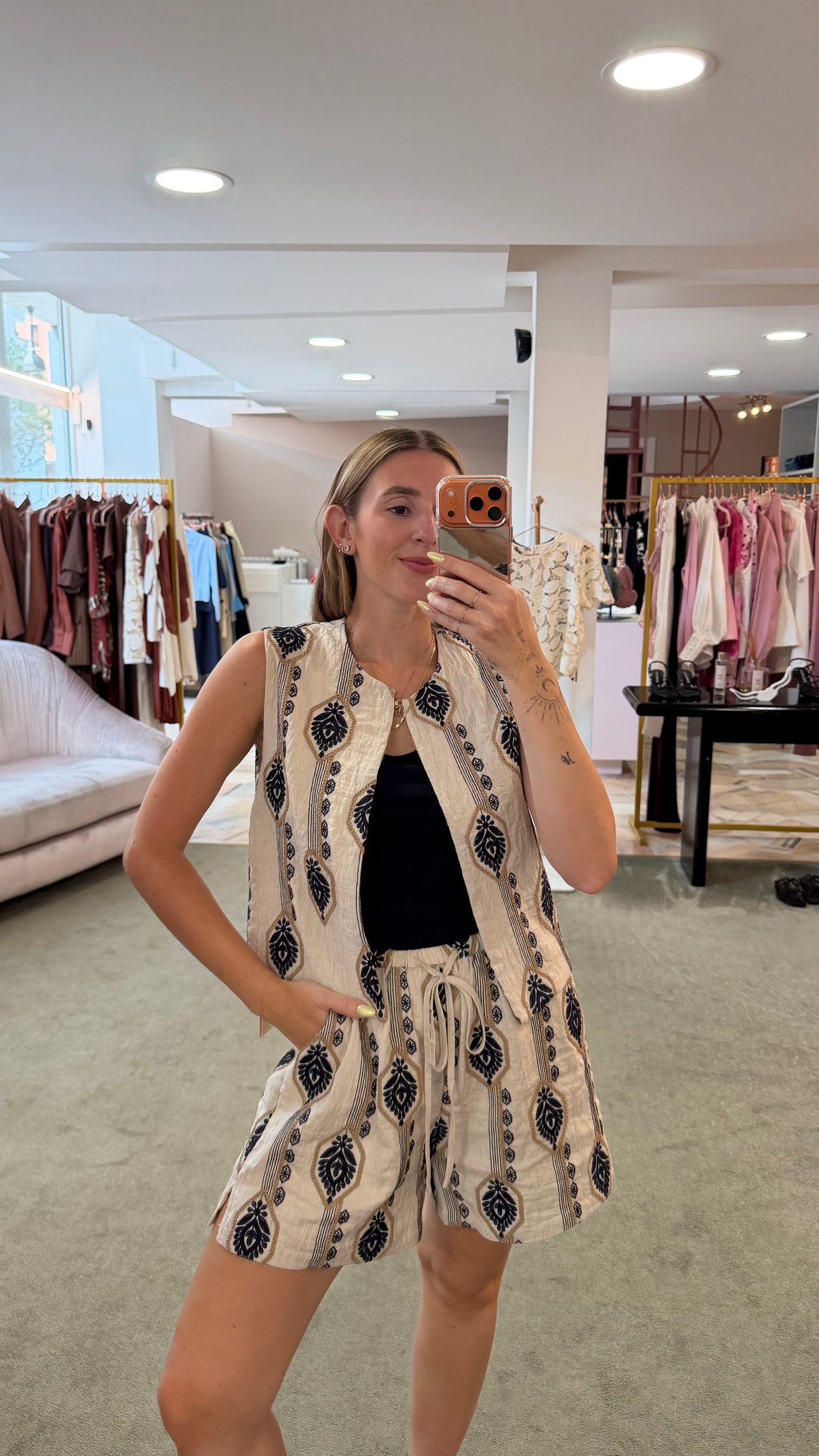 Gilet beige con ricami damascati glp