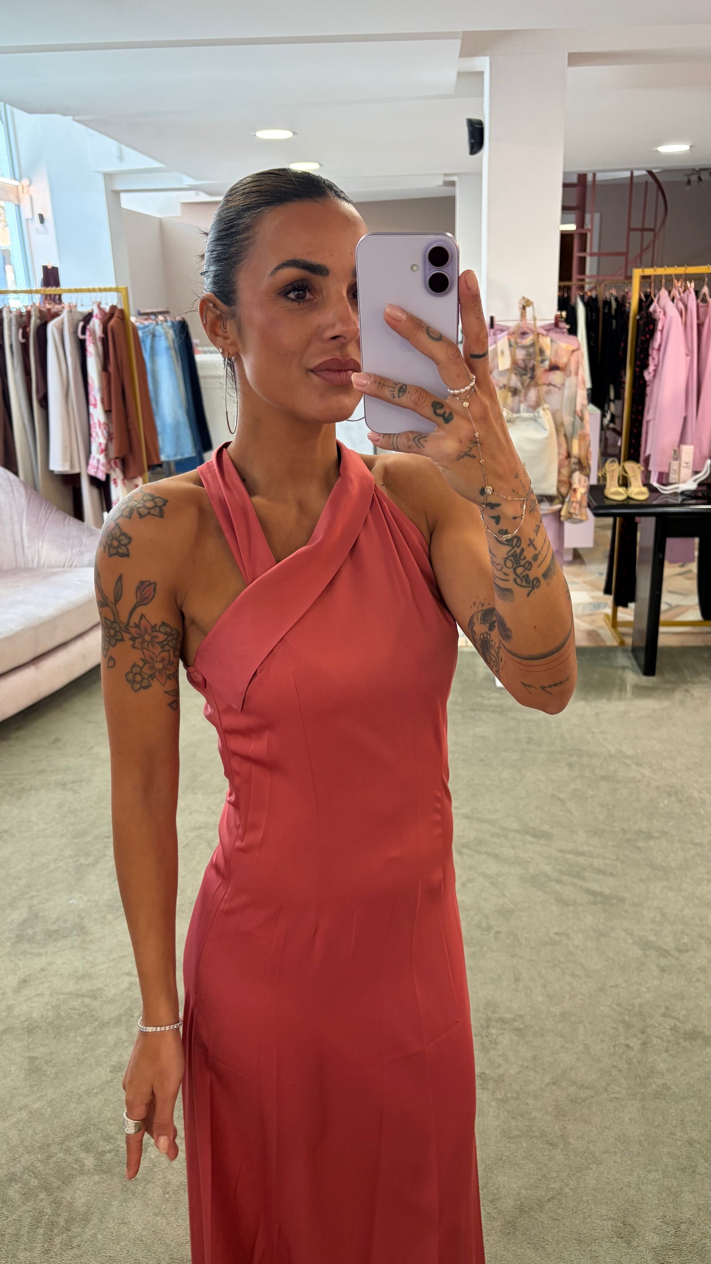 Abito lungo rosa cherry scollo asimmetrico in satin ay