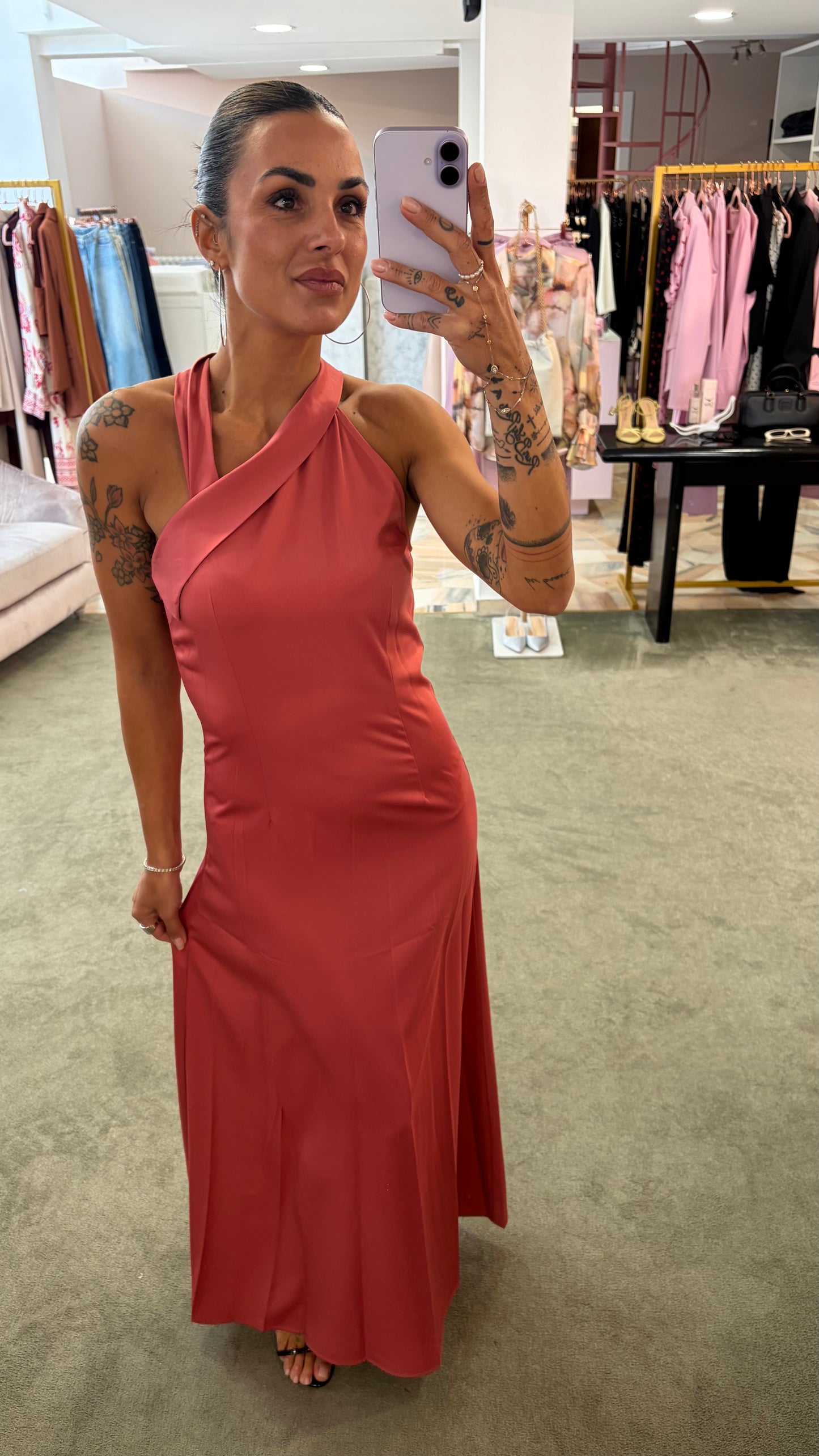 Abito lungo rosa cherry scollo asimmetrico in satin ay