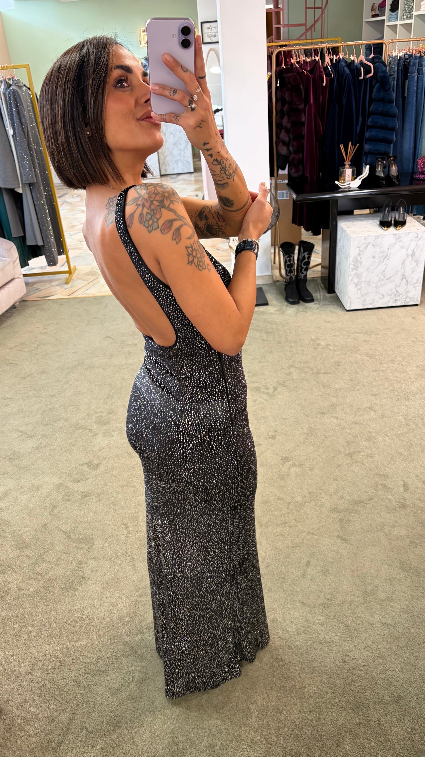 Abito smanicato lungo nero in velluto con cristalli tw