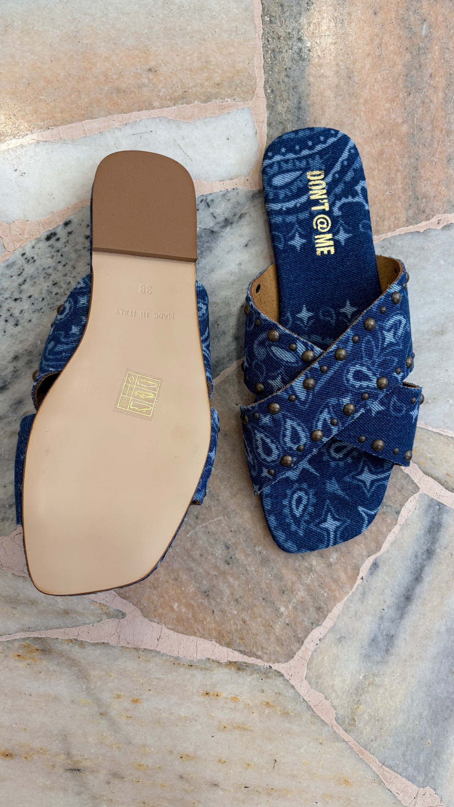 Ciabattina bandana denim con borchie