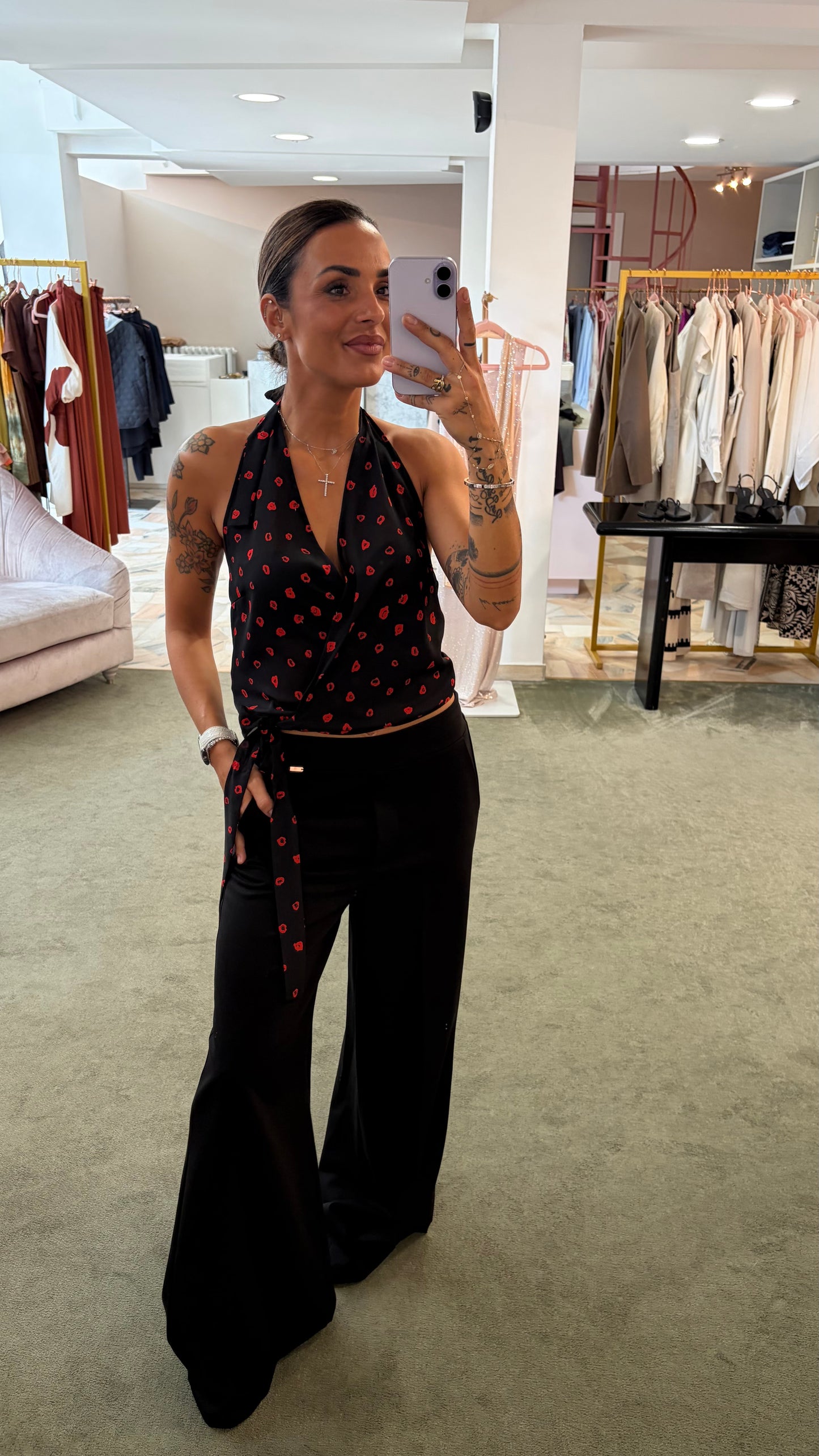 Top debbie MAR DE MARGARITAS nero con roselline rosse