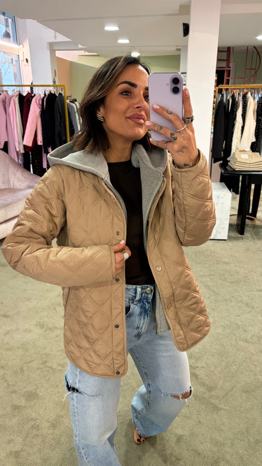 Piumino beige trapuntato con cappuccio in felpa sy