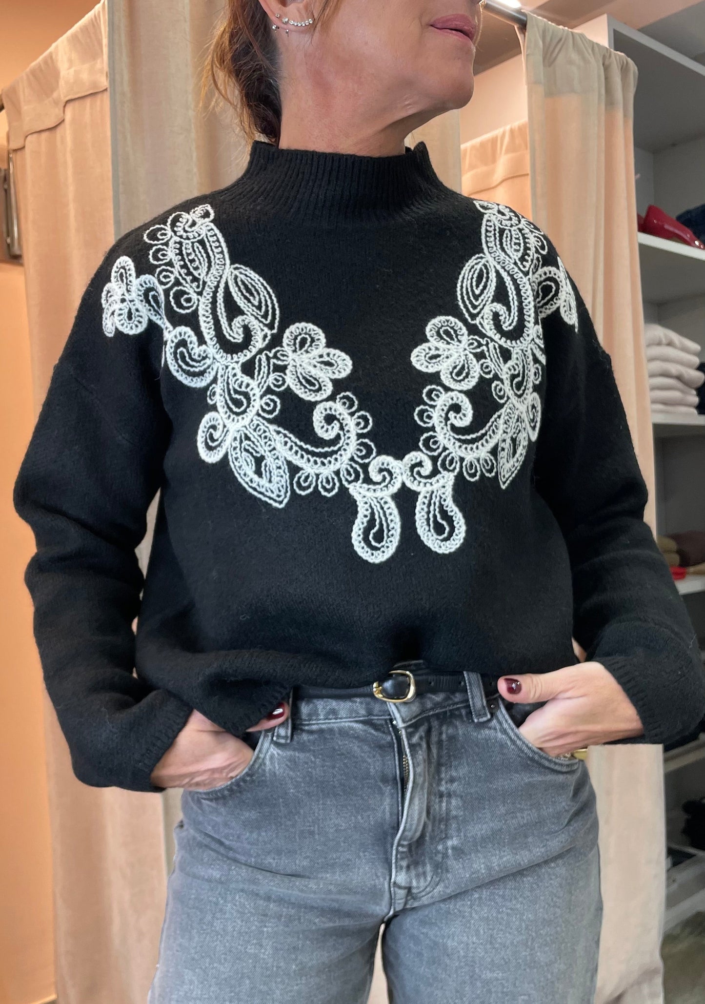 Maglione lupetto nero con ricami bianco bj