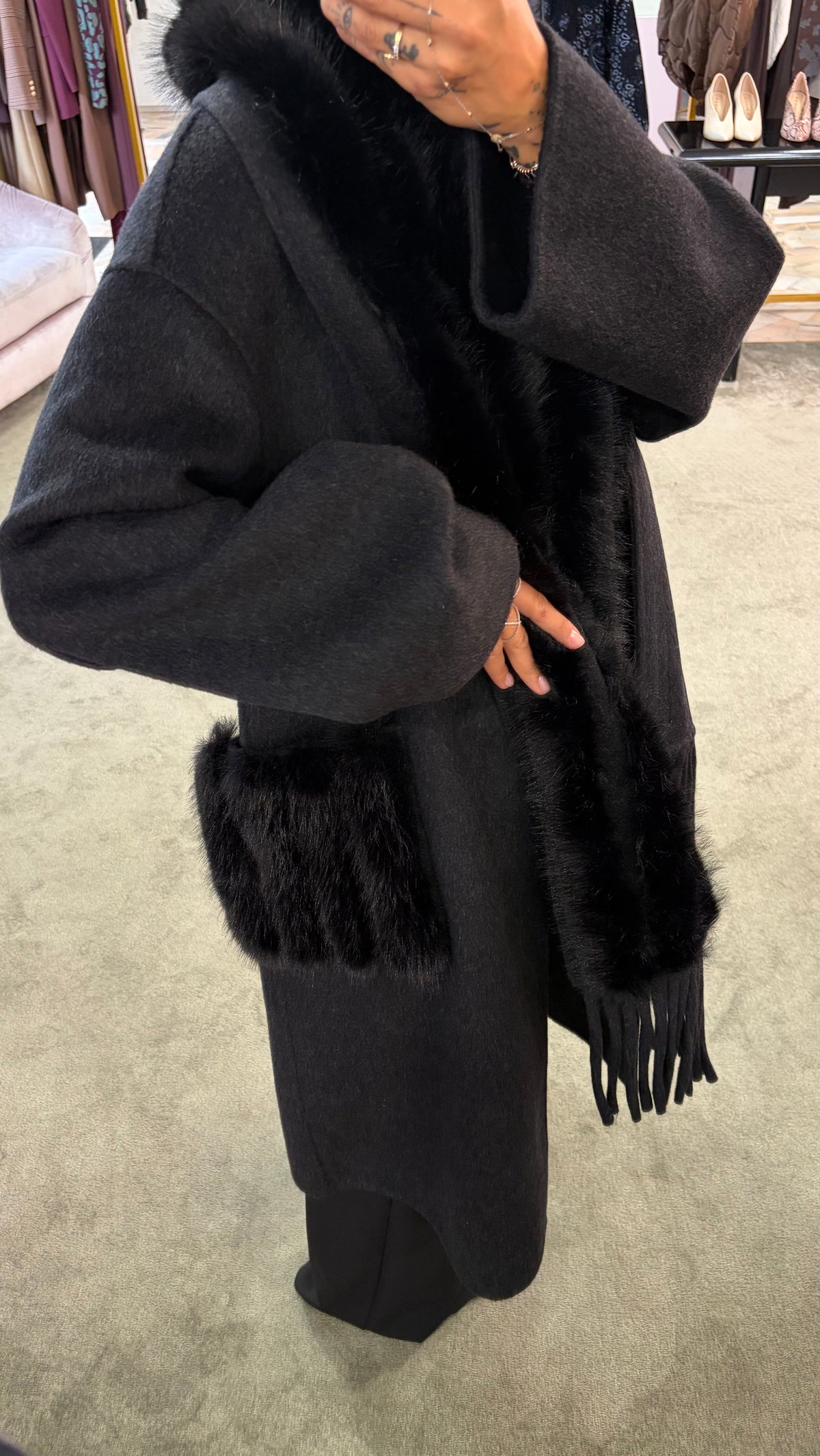 Cappotto nero con sciarpa removibile in ecopelliccia e tasche in ecopelliccia fr.