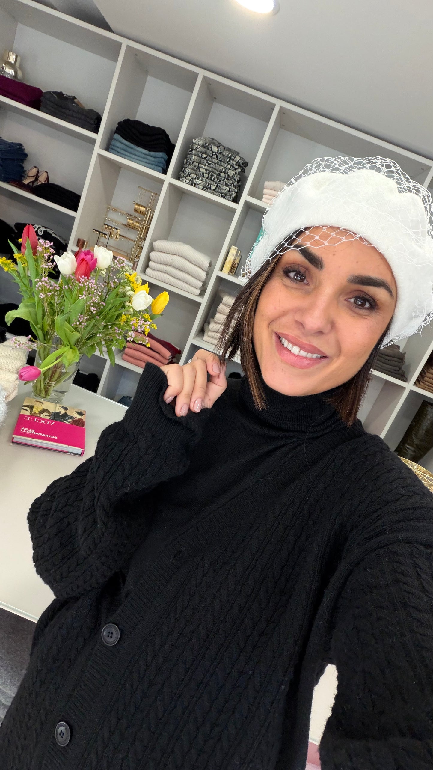 Basco in lana con veletta bianco