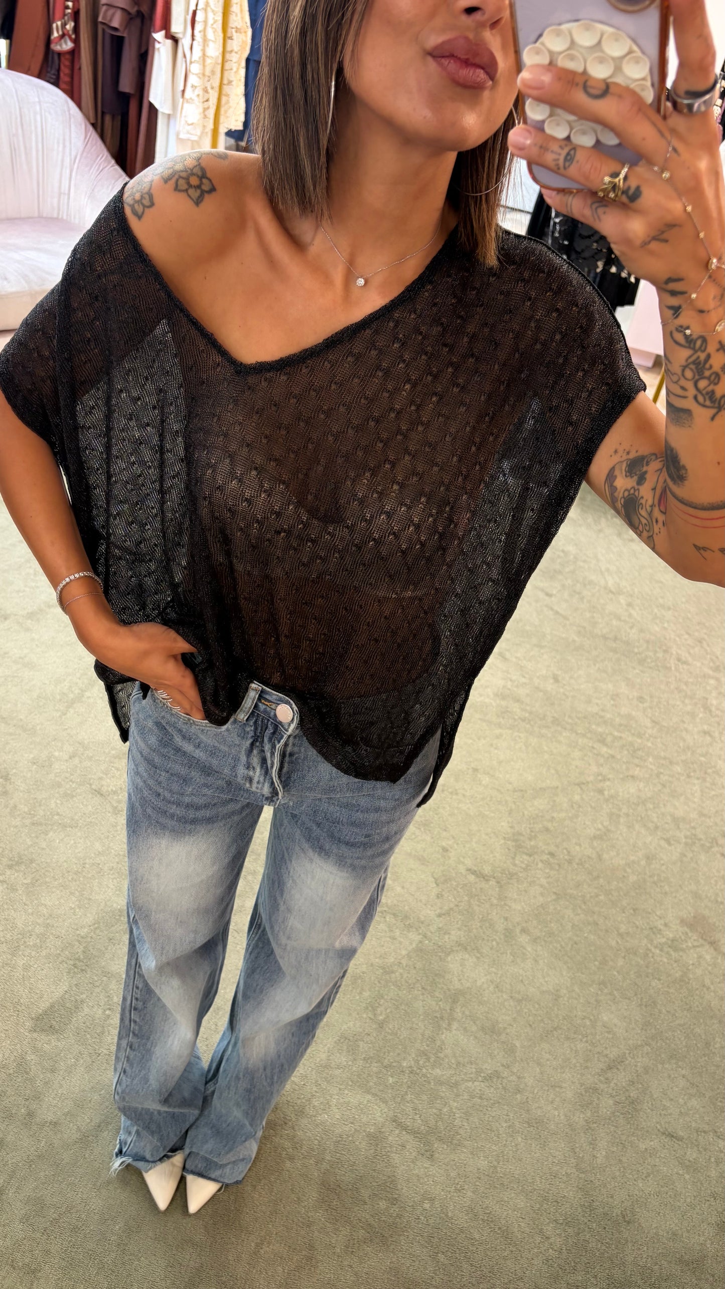 Maglia scollo a v nera in lurex manica scesa ay