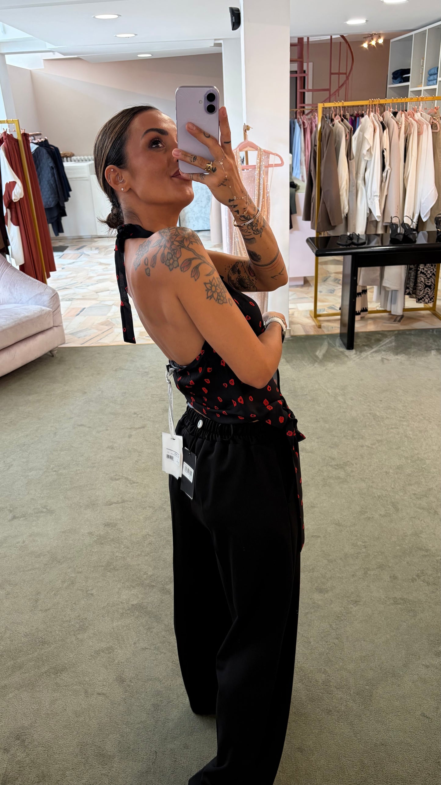 Top debbie MAR DE MARGARITAS nero con roselline rosse