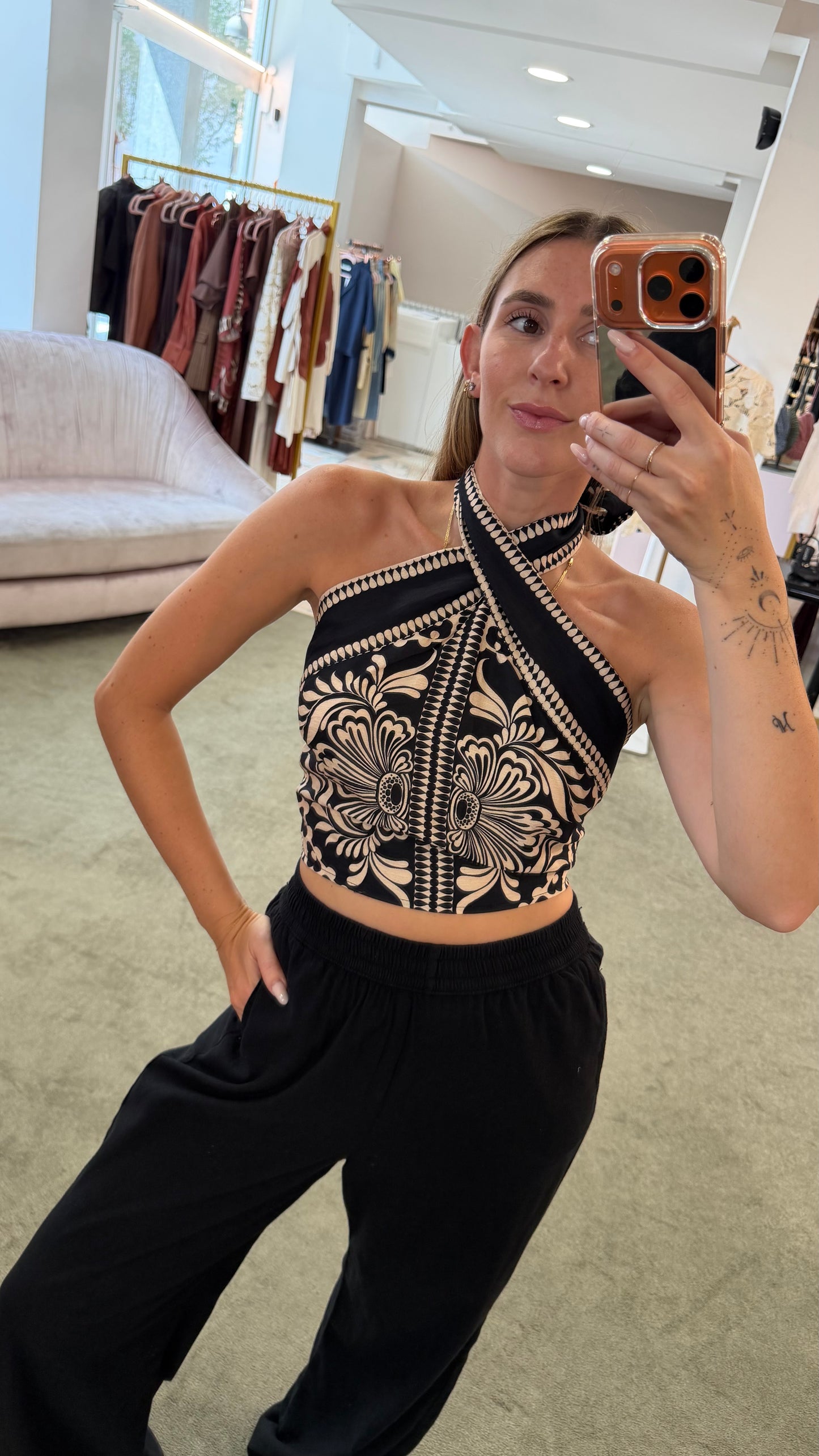Top corto nero e beige fantasia scollo all'americana gl