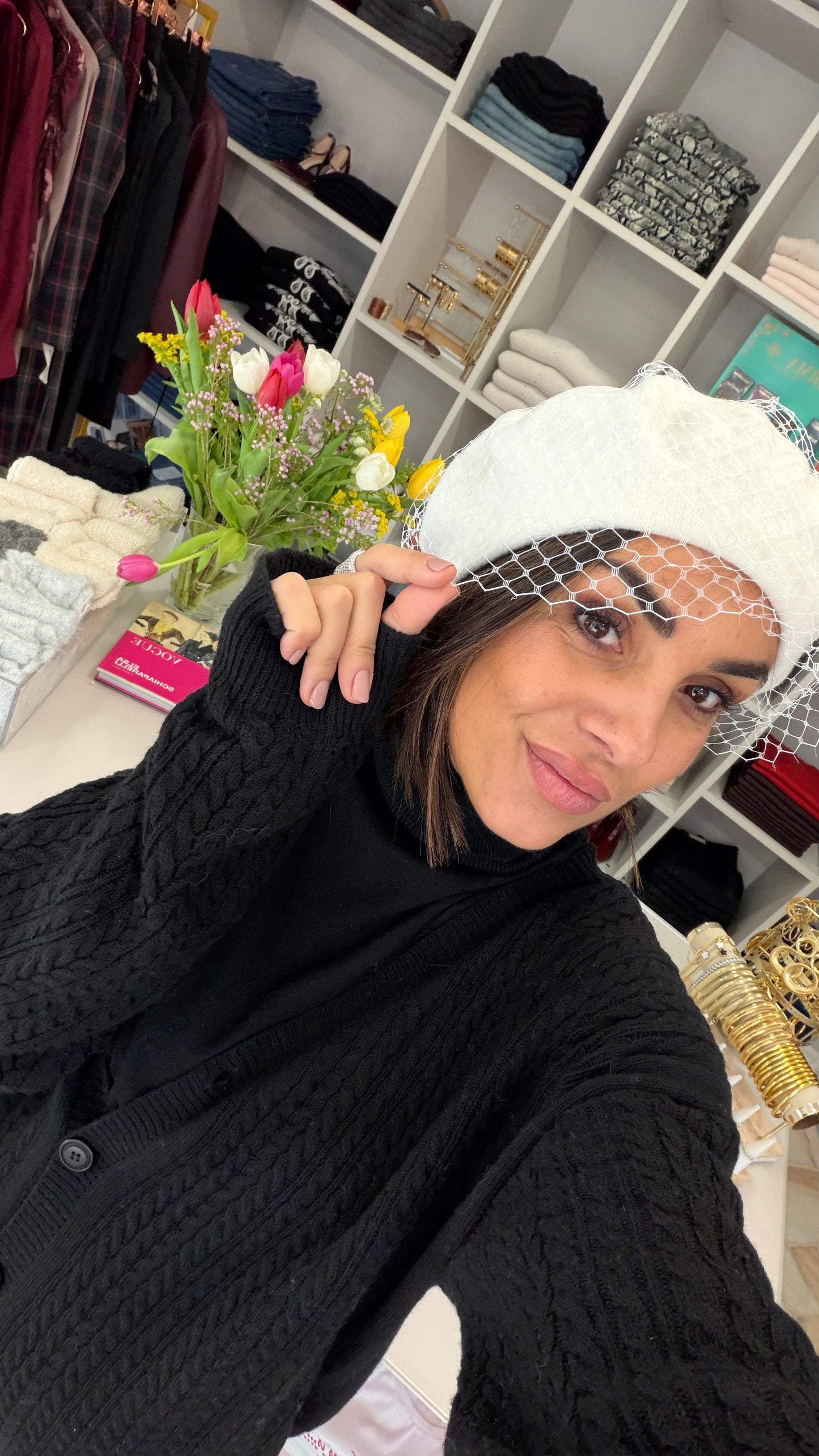 Basco in lana con veletta bianco