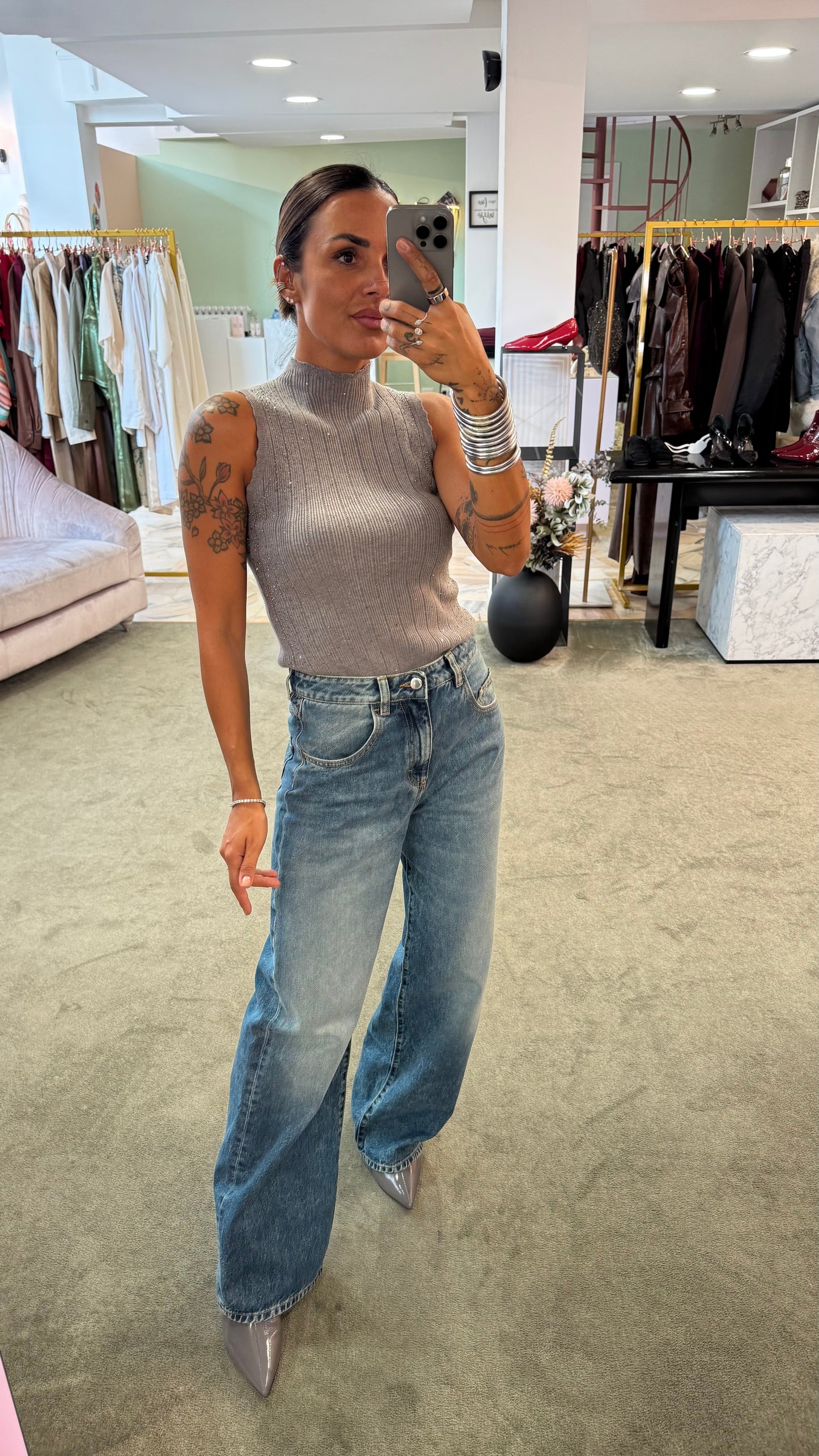 Lupetto smanicato grigio con cristalli a costine fr