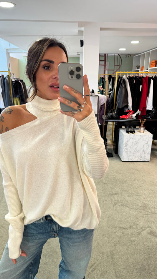 Dolcevita panna cutout  sulla spalla lh