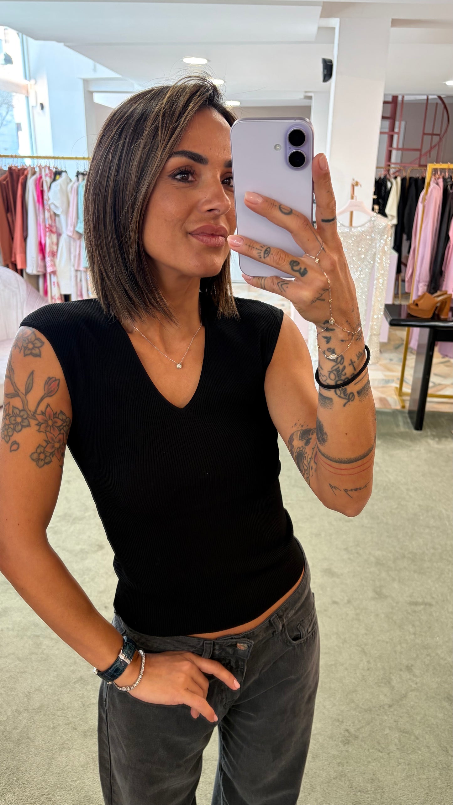 Canotta nera scollo a v costine Petite Pull