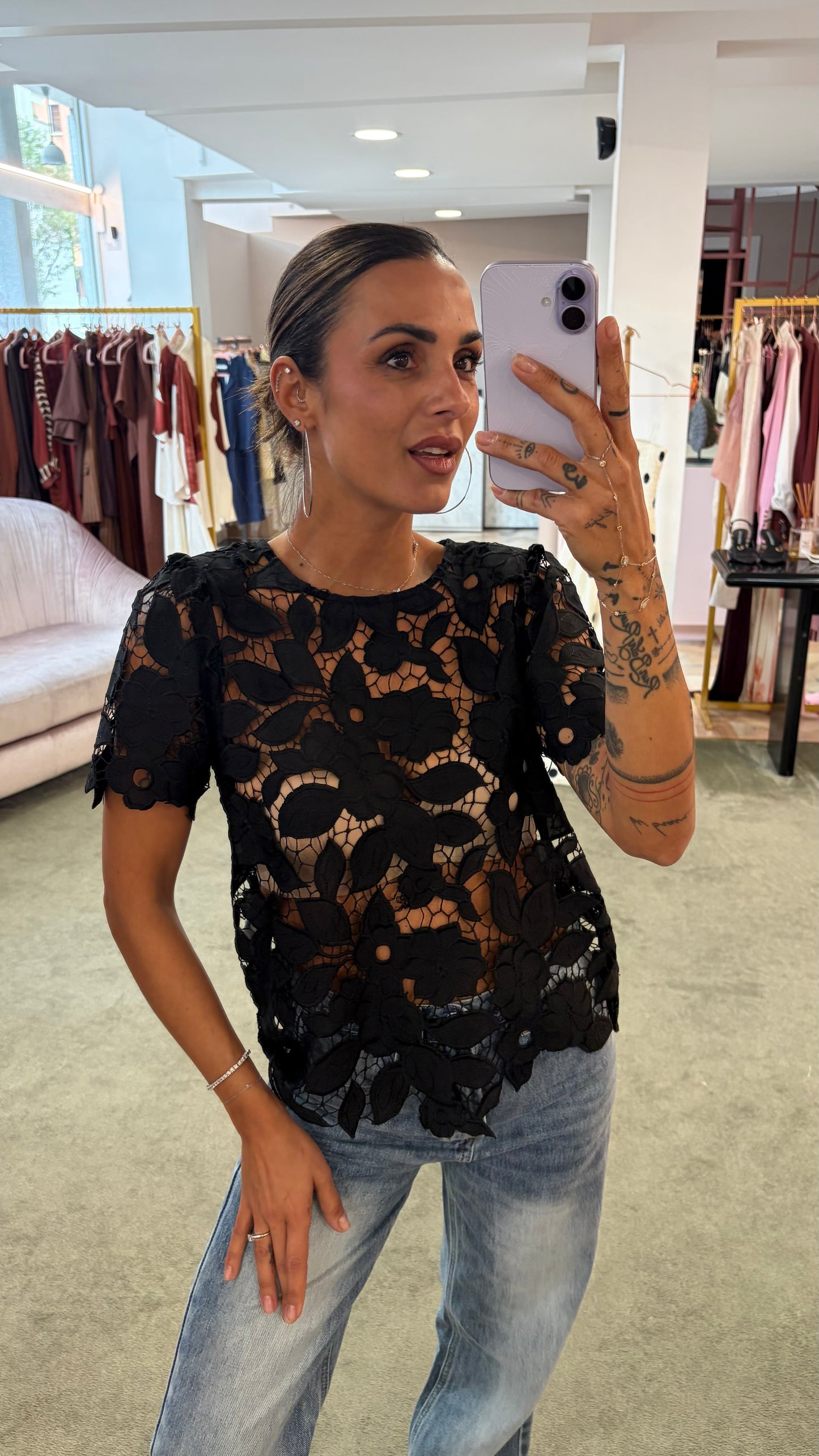 Maglia nera foglie traforata manica corta sy