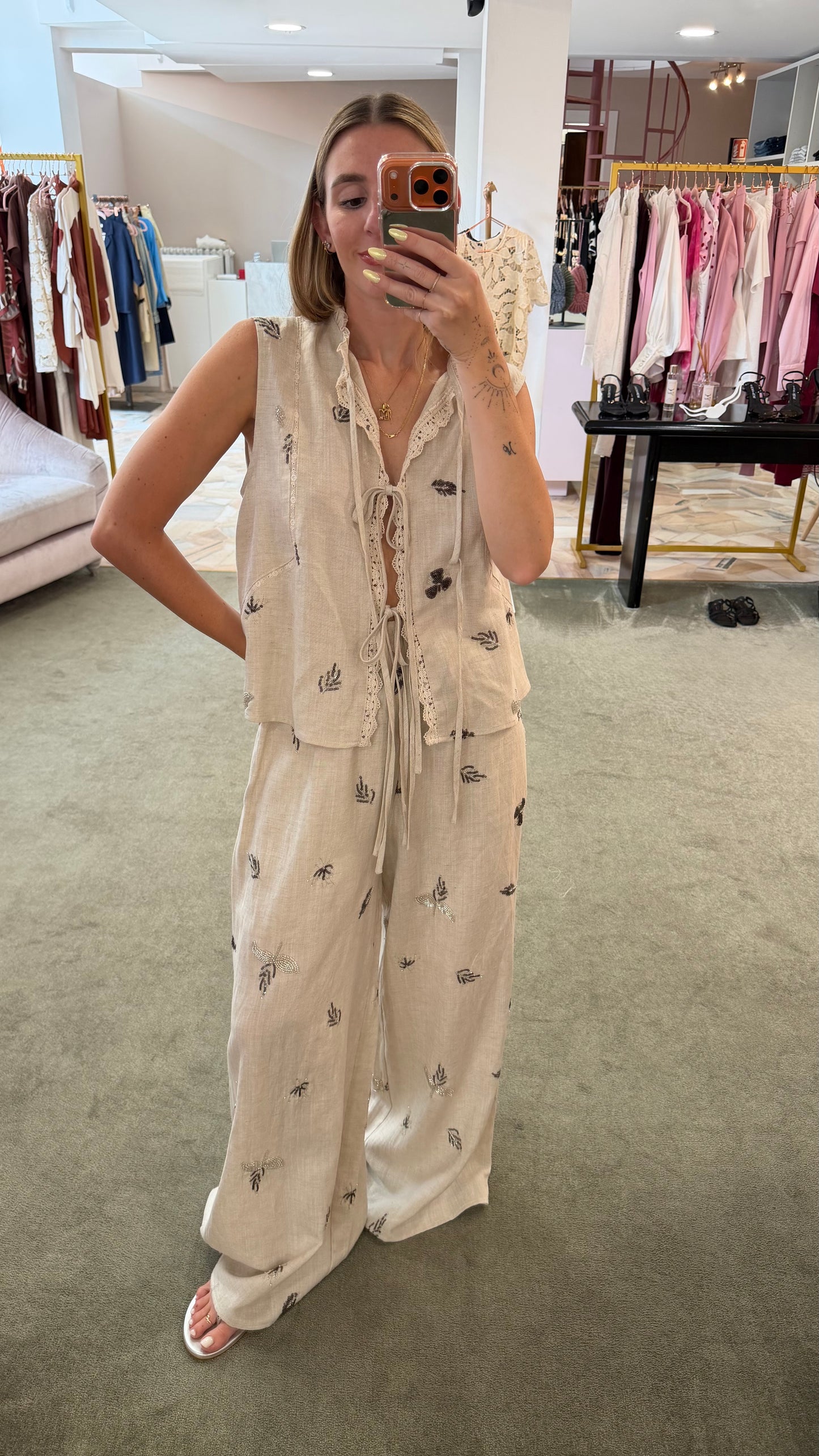 Pantaloni beige melange con ricami in paillettes glp