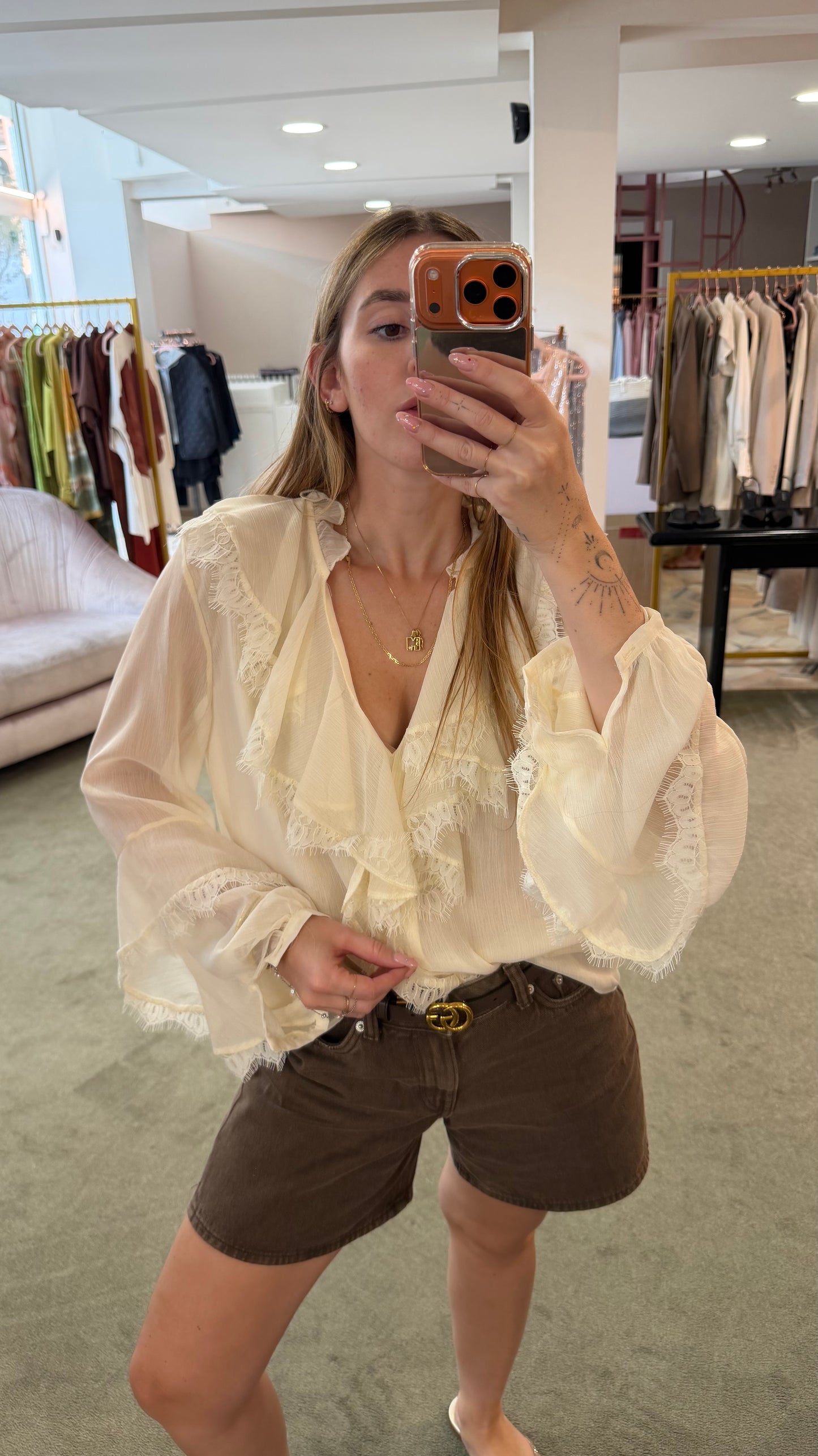 Camicia crema in crepe volant e pizzo gl