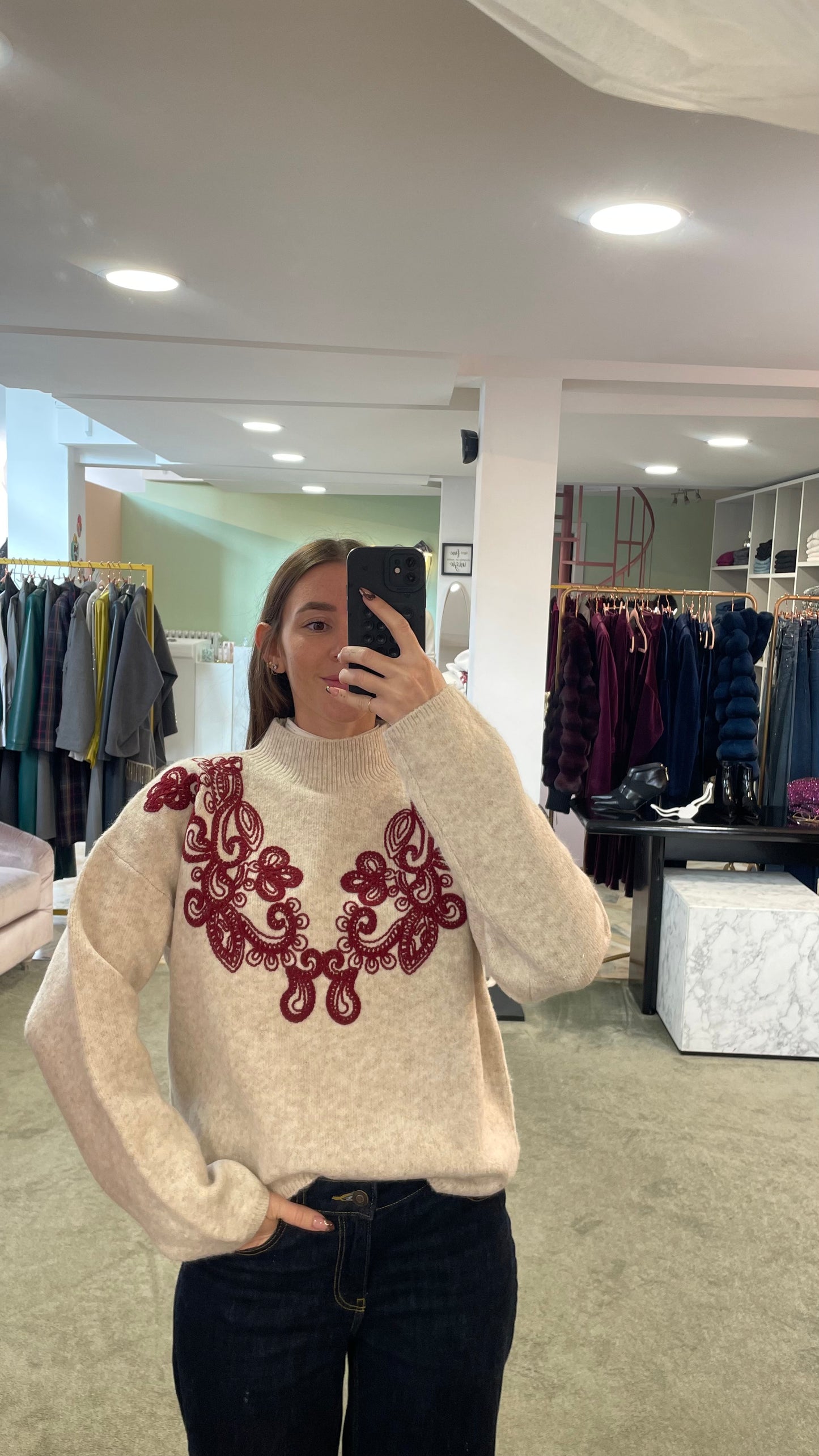 Maglione lupetto panna melange con ricami bordeaux bj