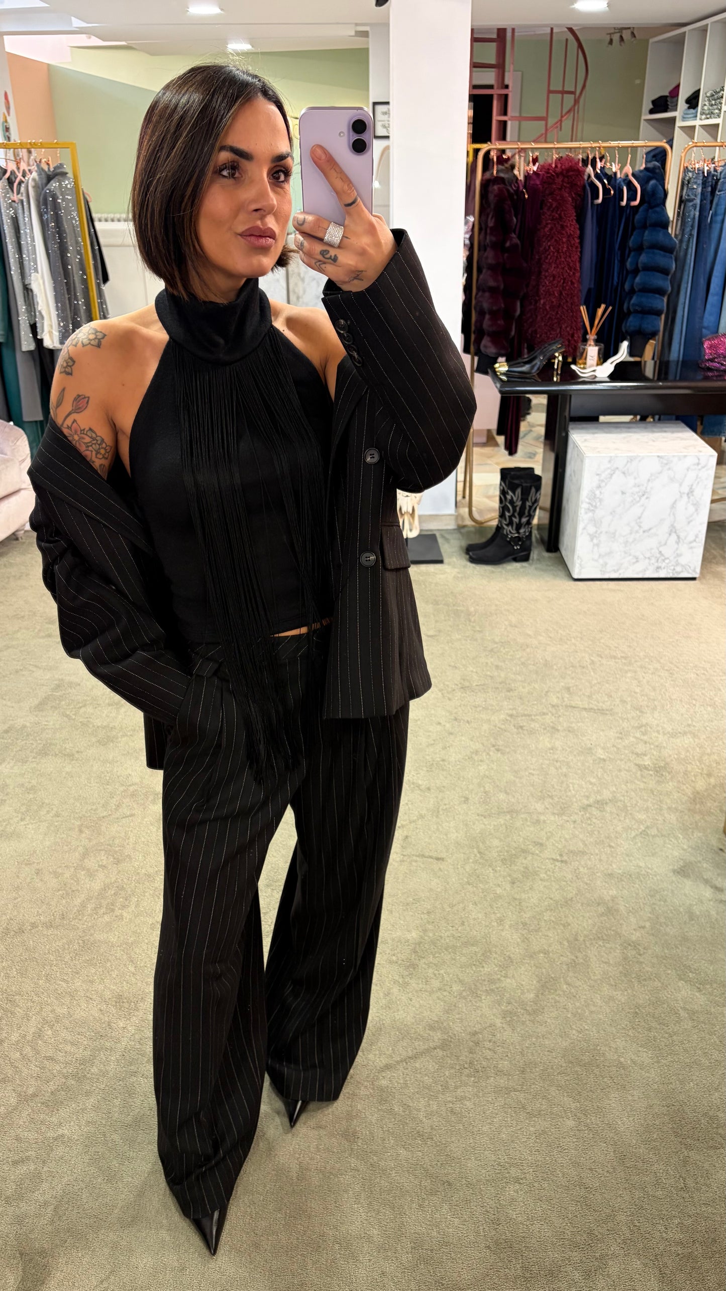 Top nero con frange scollo all'americana mq