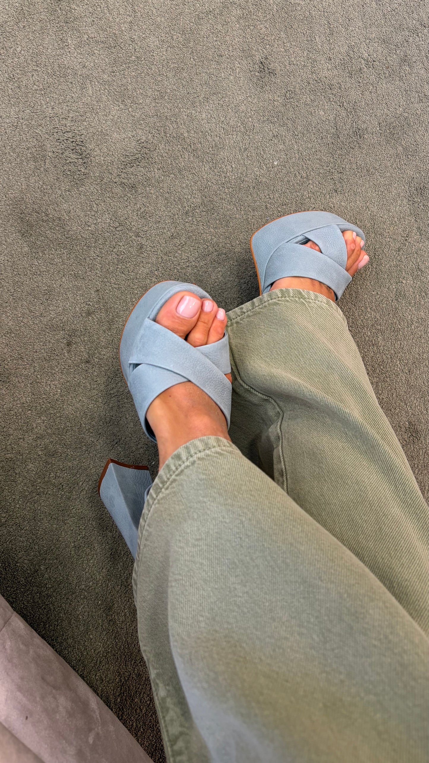 Sandalo azzurro plateau in suede