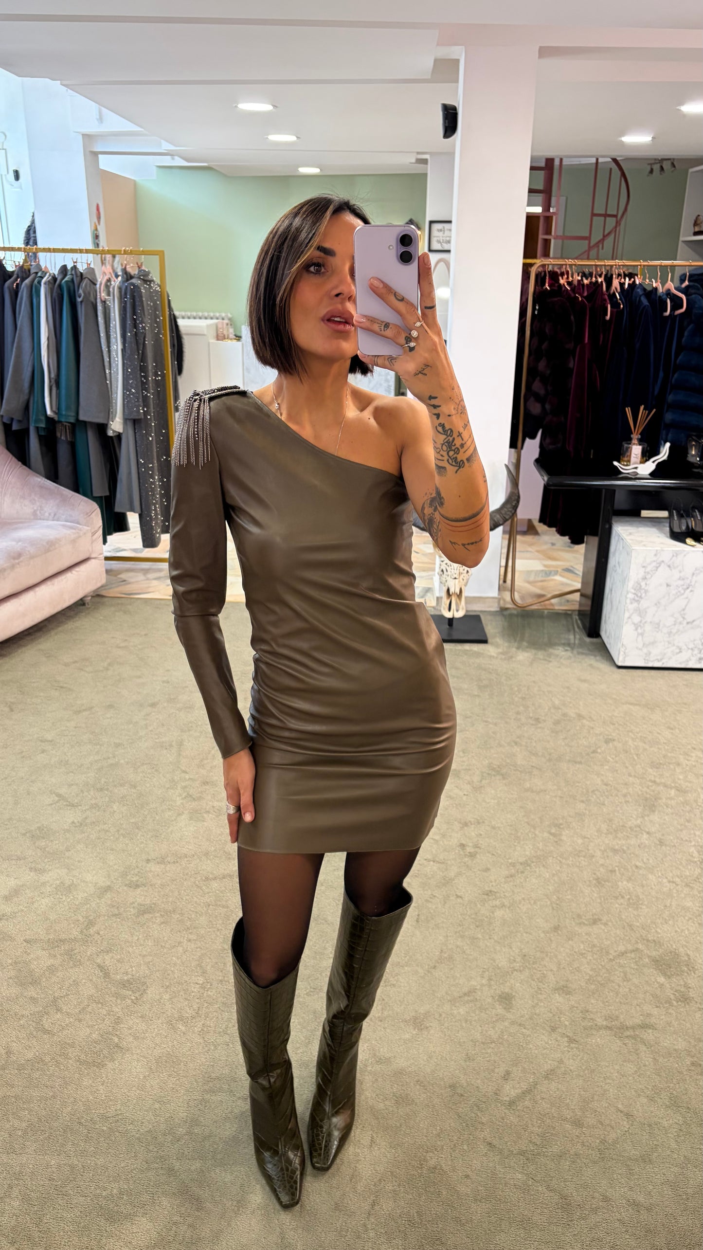 Abito monospalla verde oliva in ecopelle con dettaglio gioiello mq