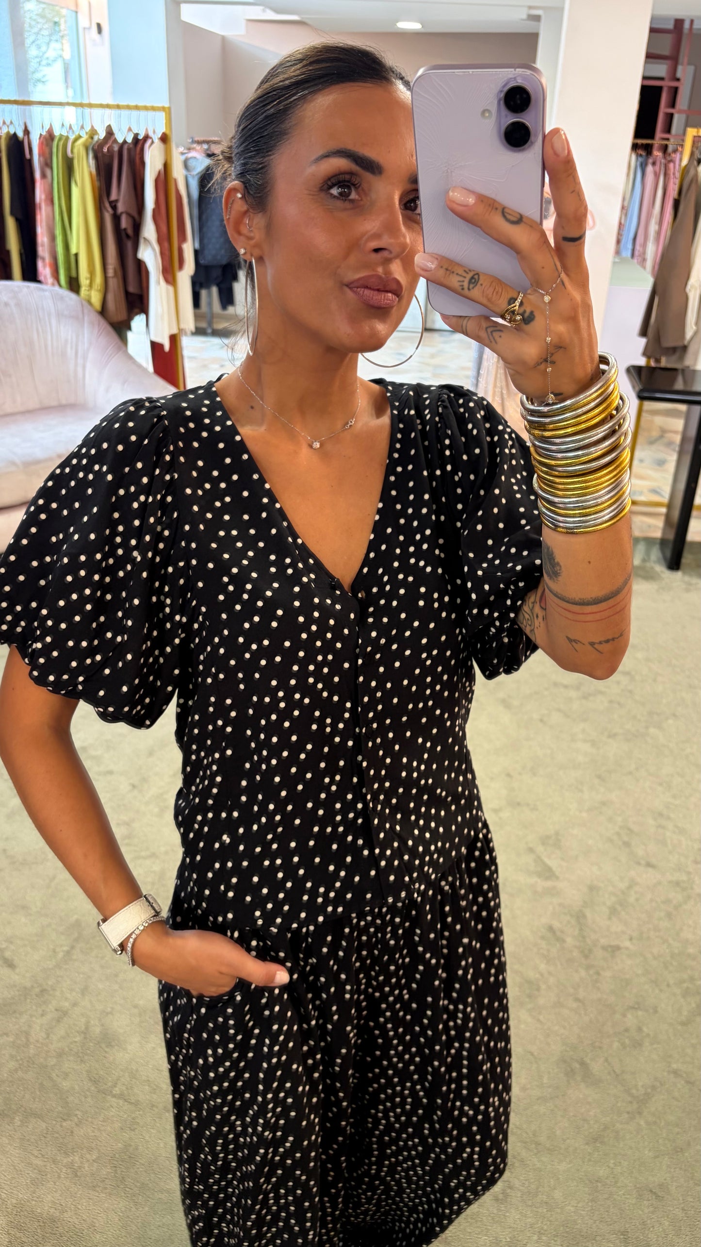 Blusa nera a pois manica corta a sbuffo in viscosa sy