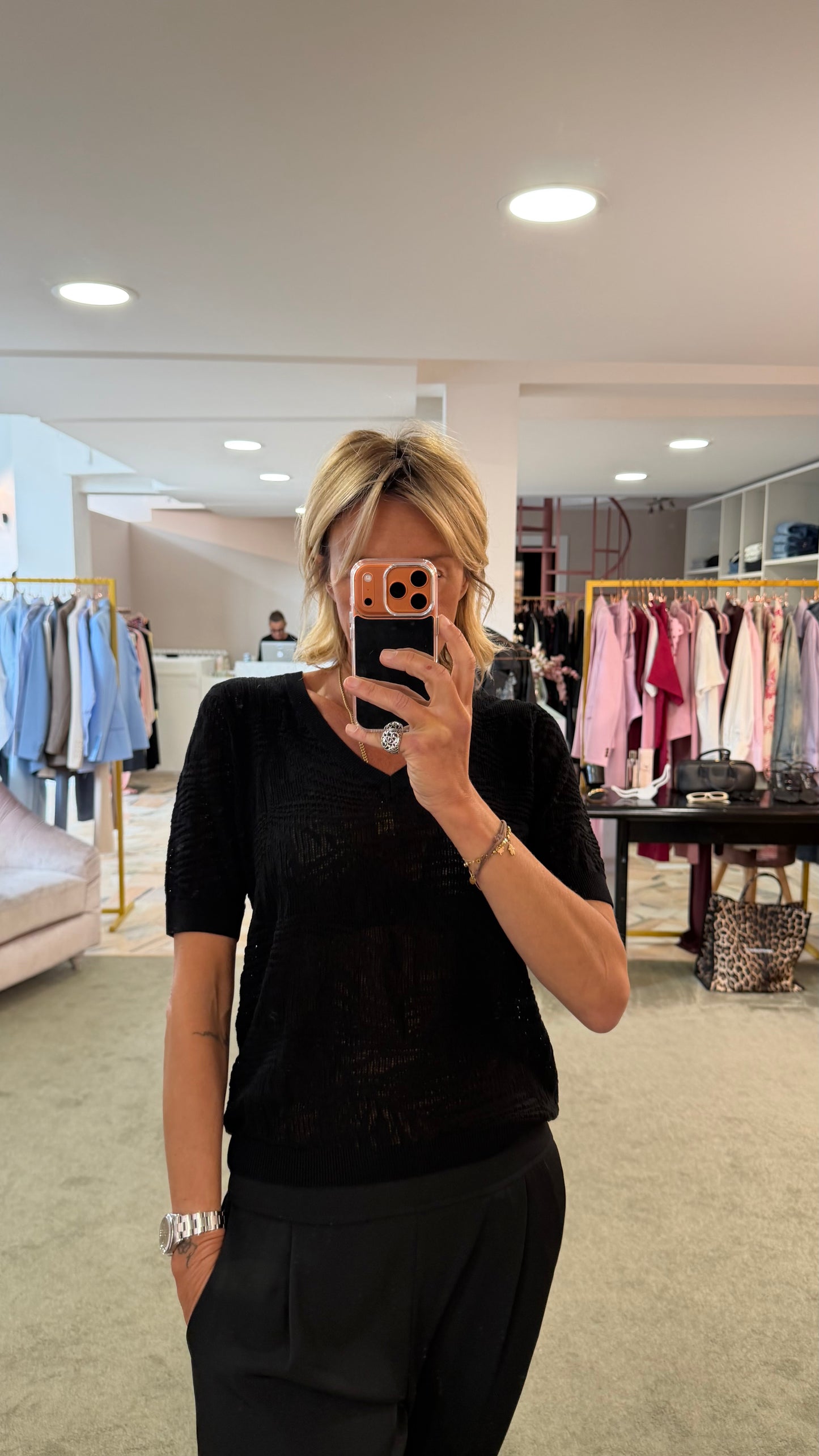 Maglia scollo a v nera in maglia traforata sy