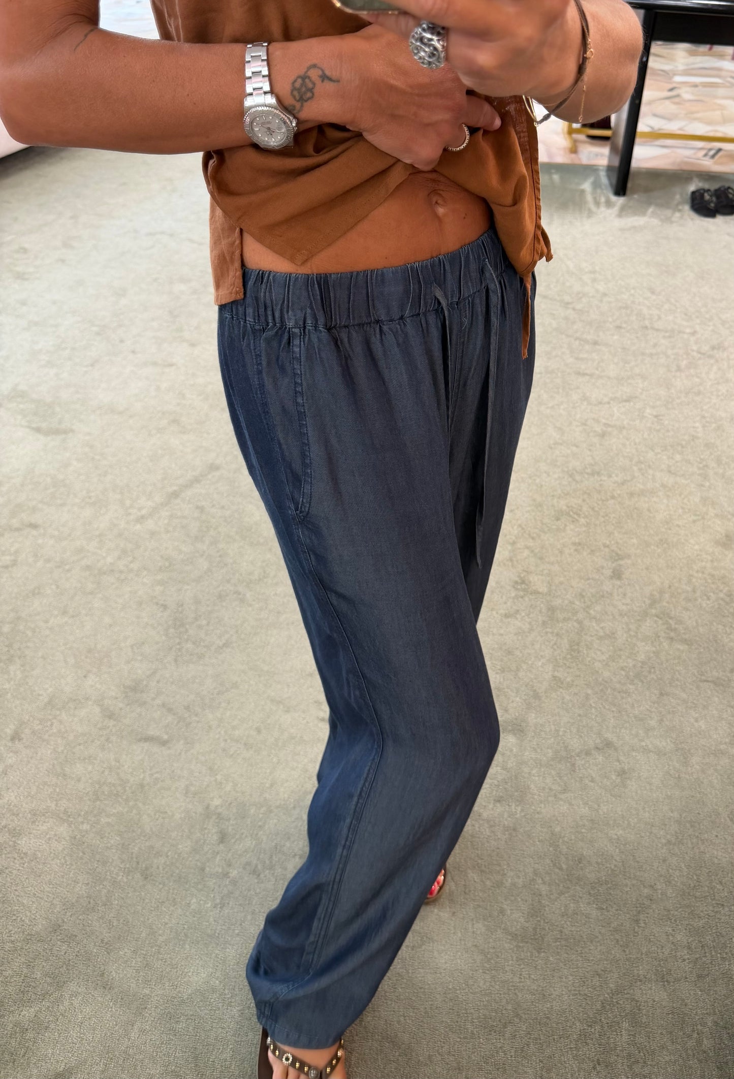 Pantaloni effetto denim con elastico in vita sy