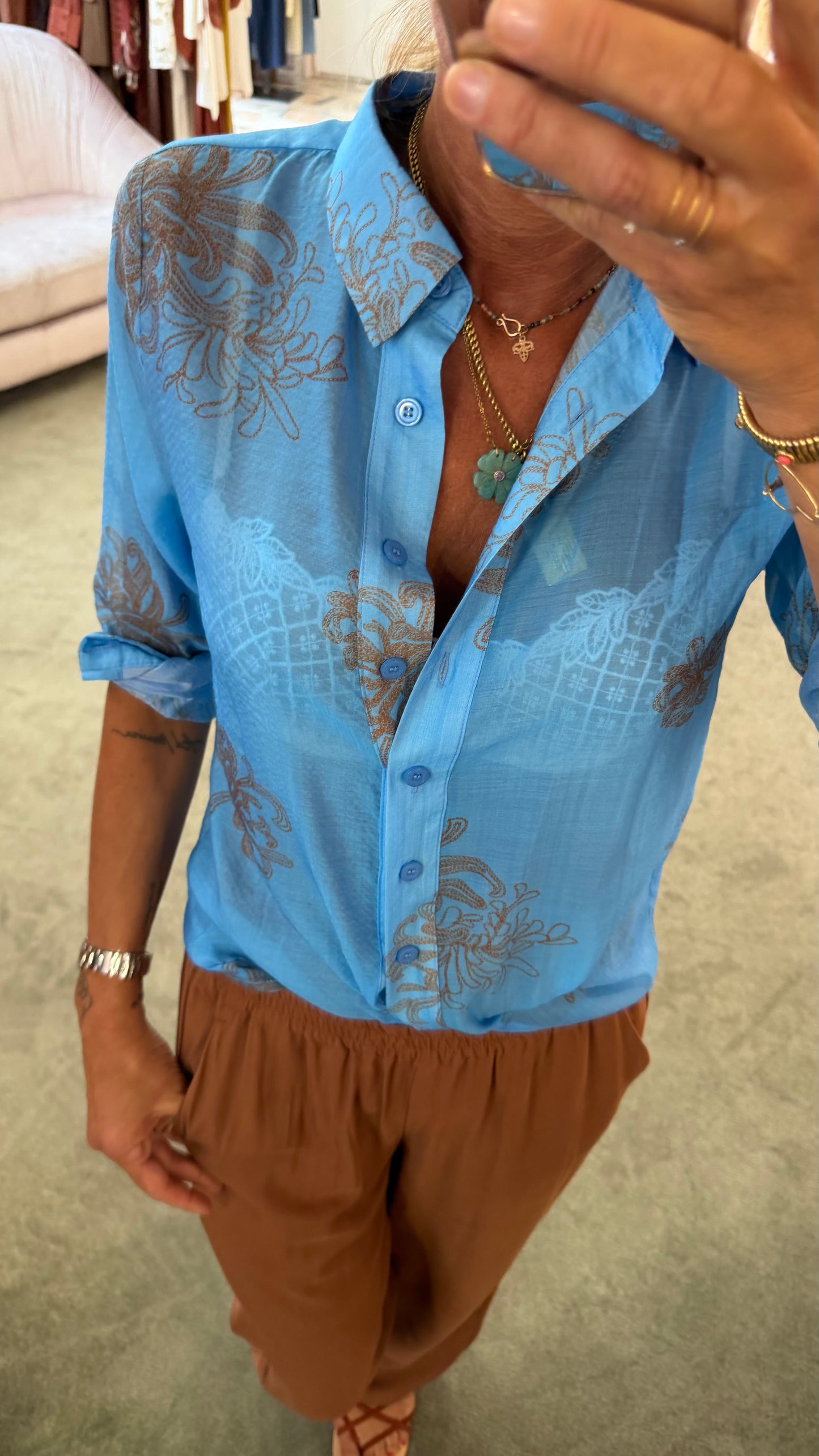 Camicia azzurra con ricami ruggine ay