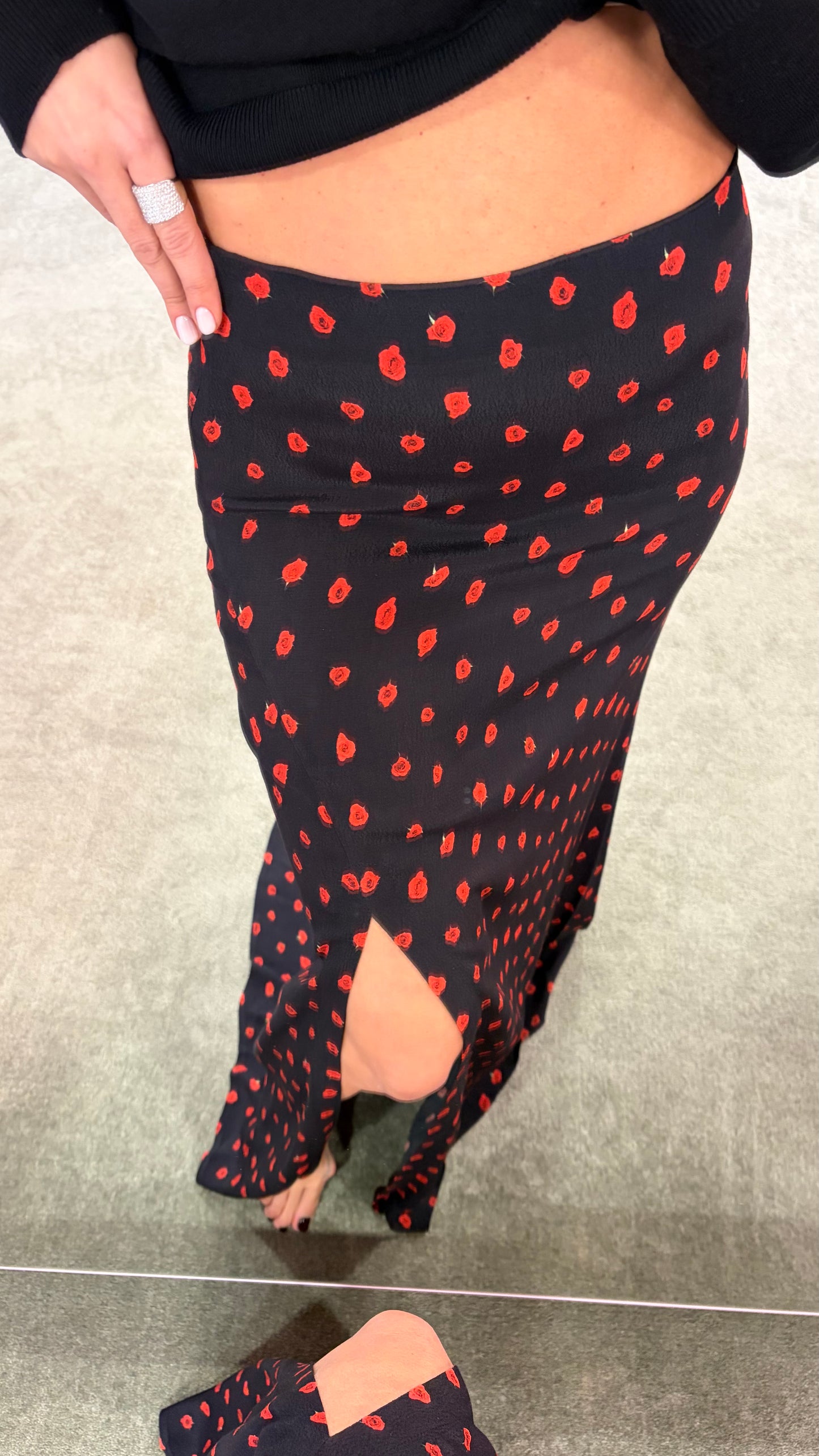 Gonna lunga anita MAR DE MARGARITAS nera e fiori rossi con spacco