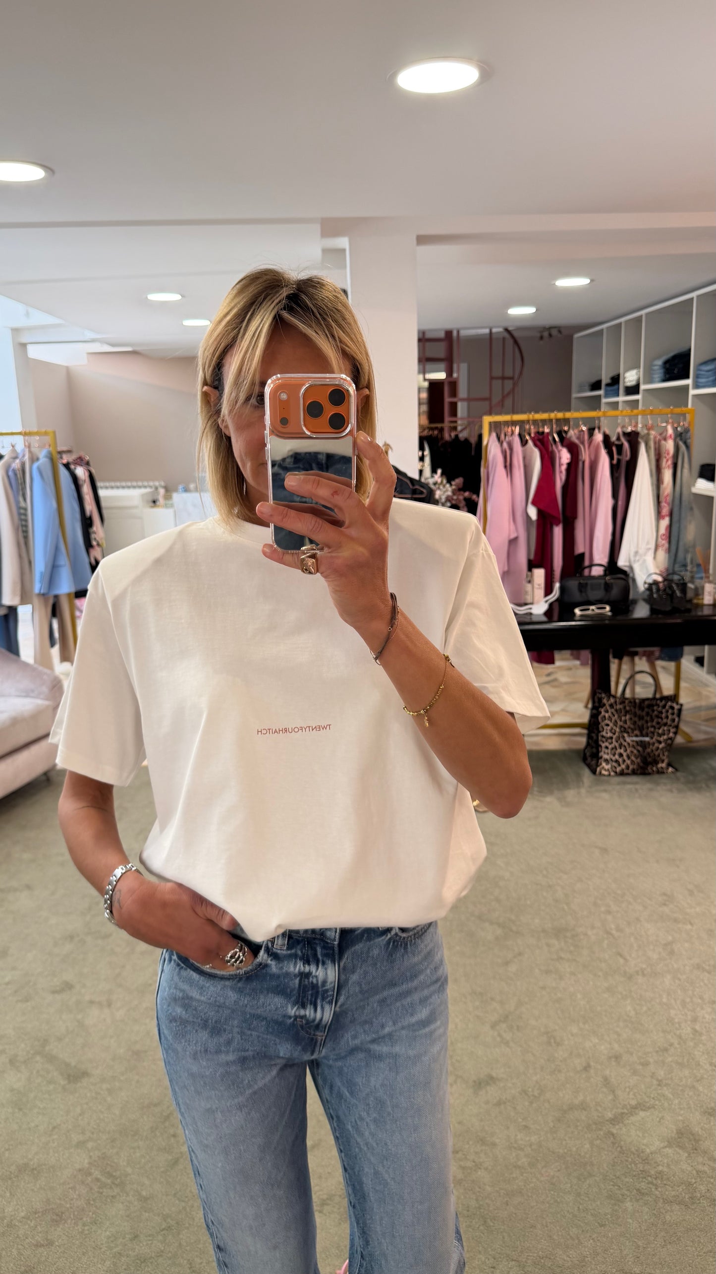 T-shirt bianca over new moon con spallotte tw