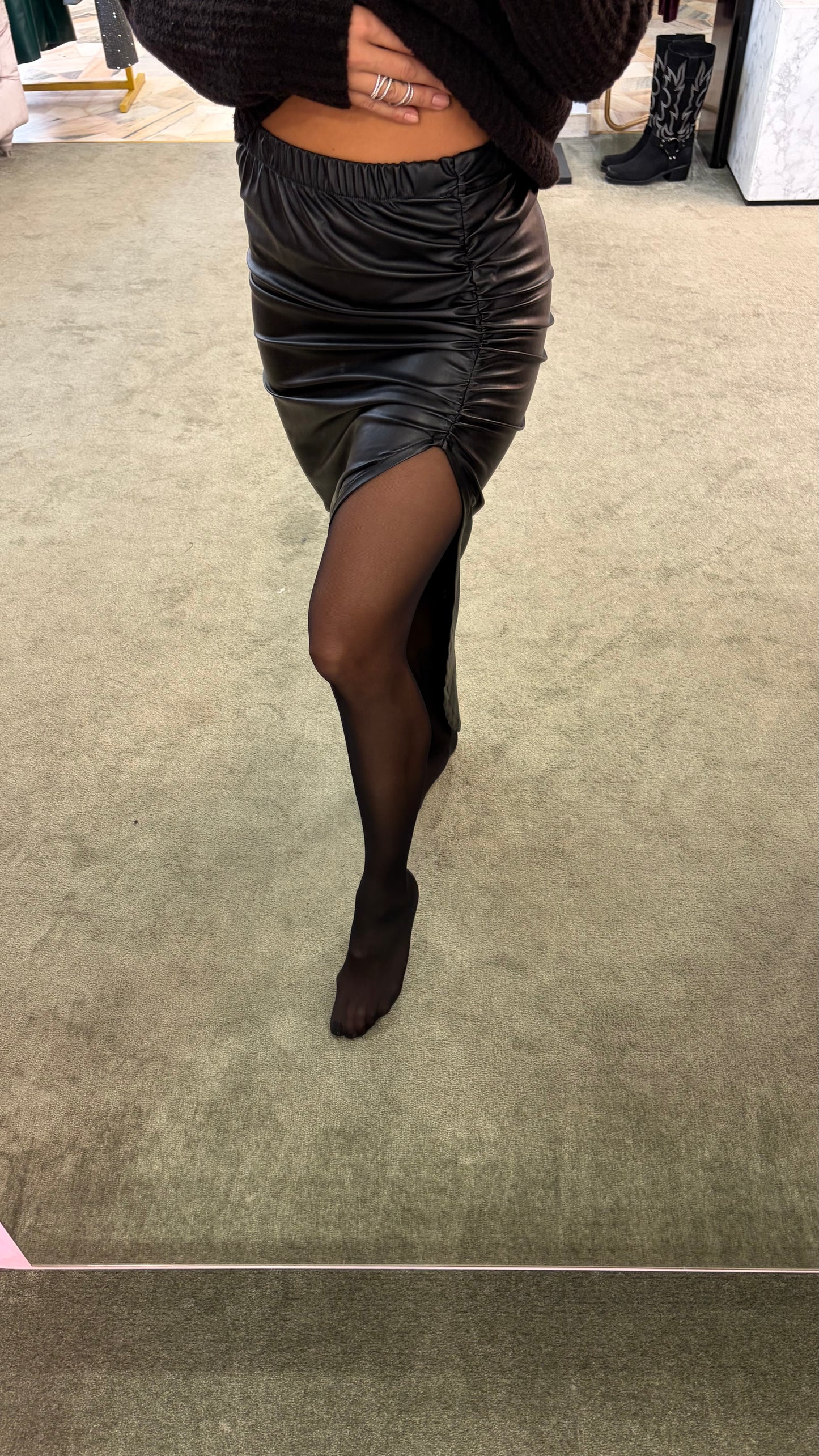 Gonna lunga nera in ecopelle con spacco mq