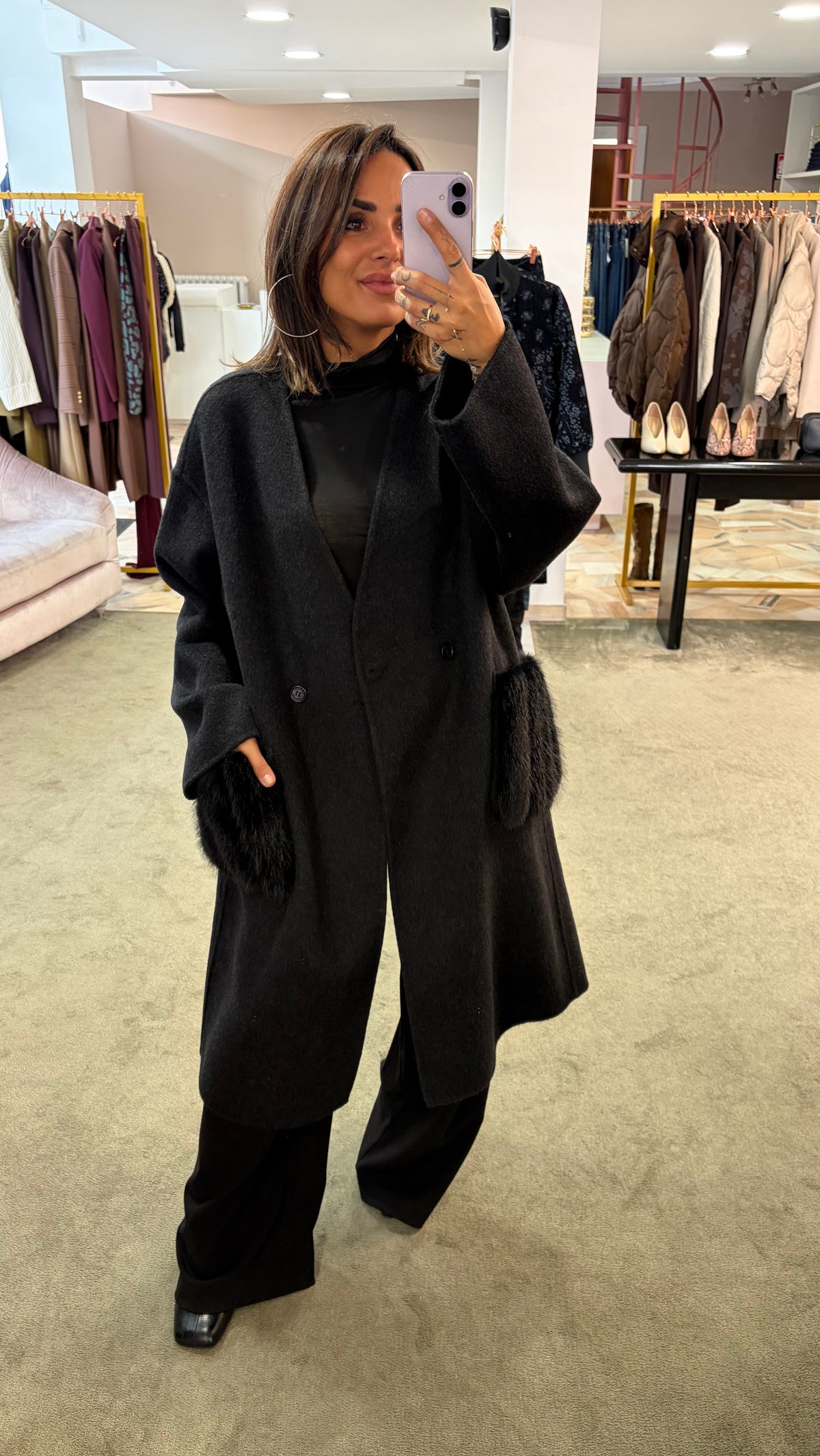 Cappotto nero con sciarpa removibile in ecopelliccia e tasche in ecopelliccia fr.