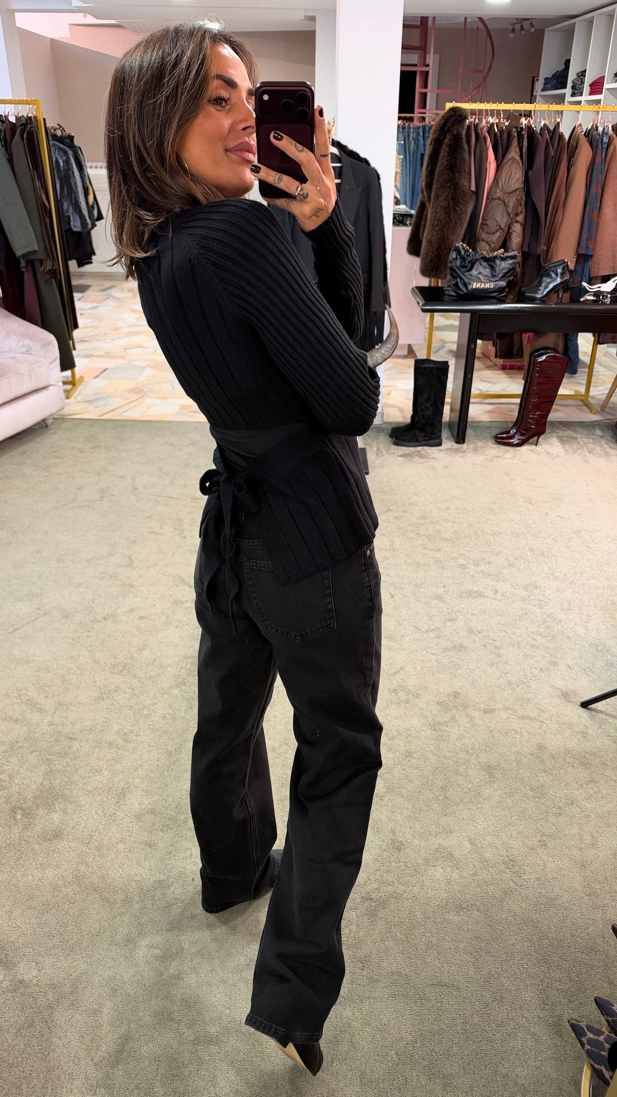Maglione nero a costine con fiocco sulla schiena bj
