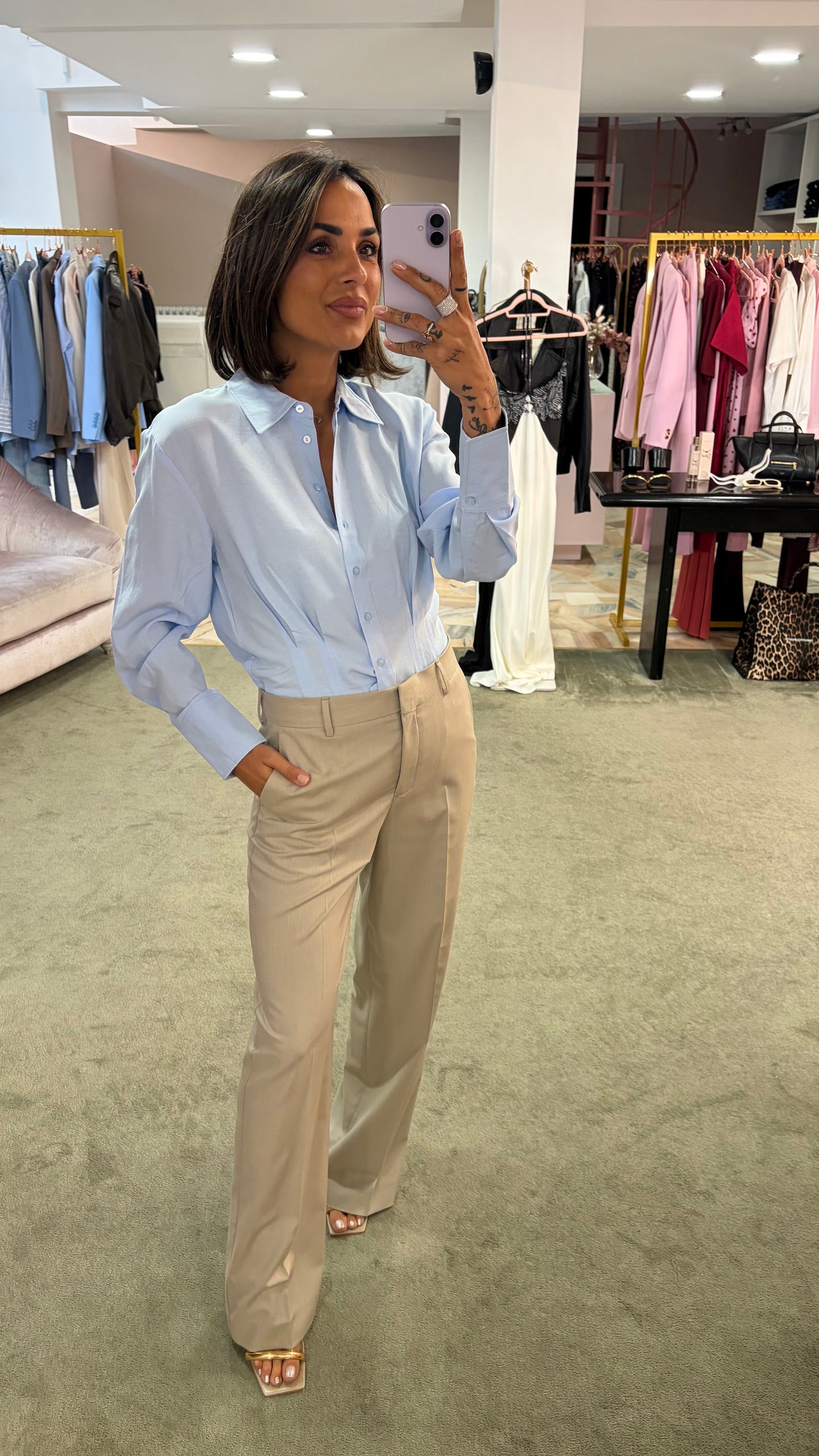Camicia azzurra con pences in vita sy