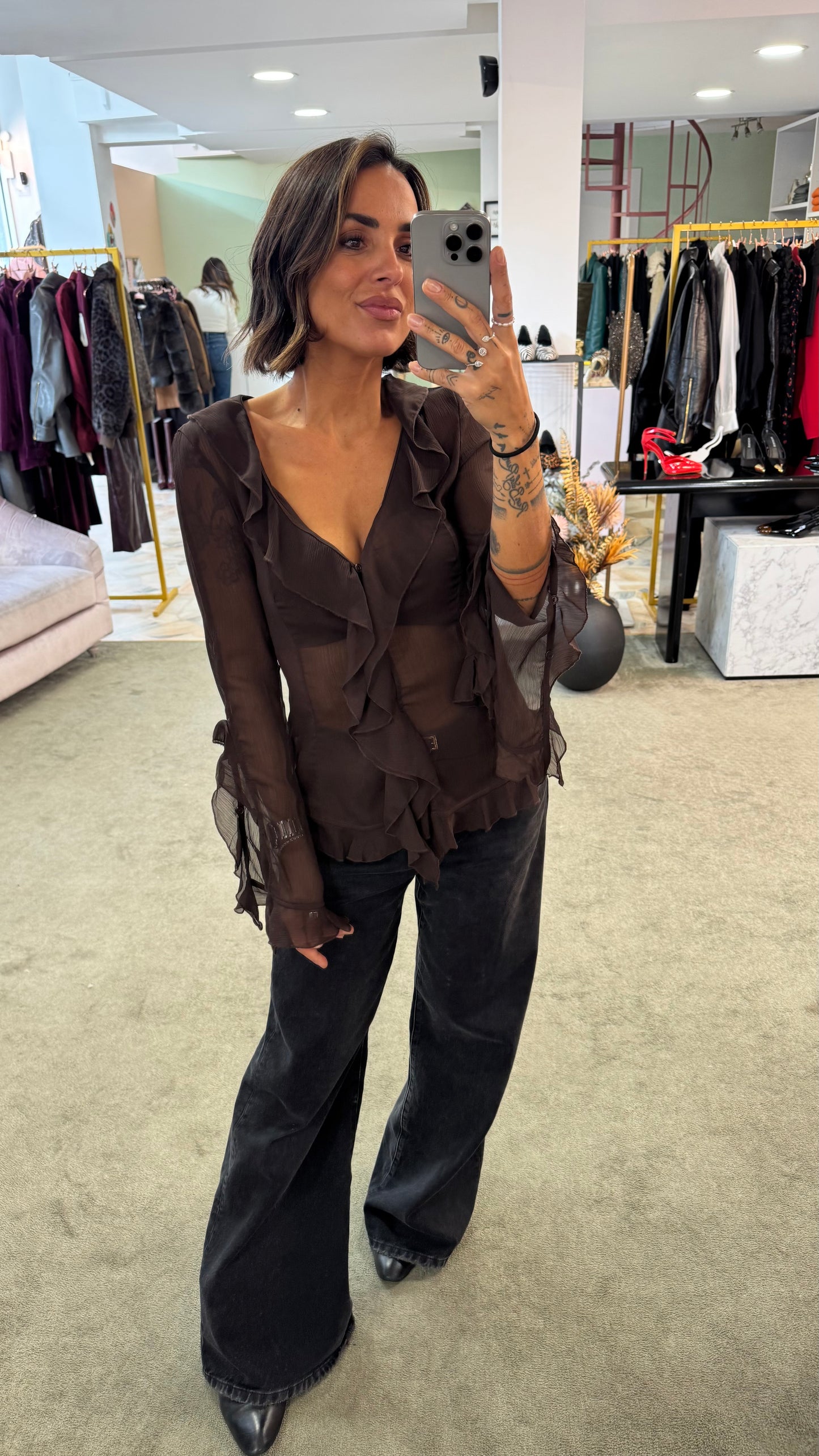 Camicia marrone in crepe scollo a v con volant gl