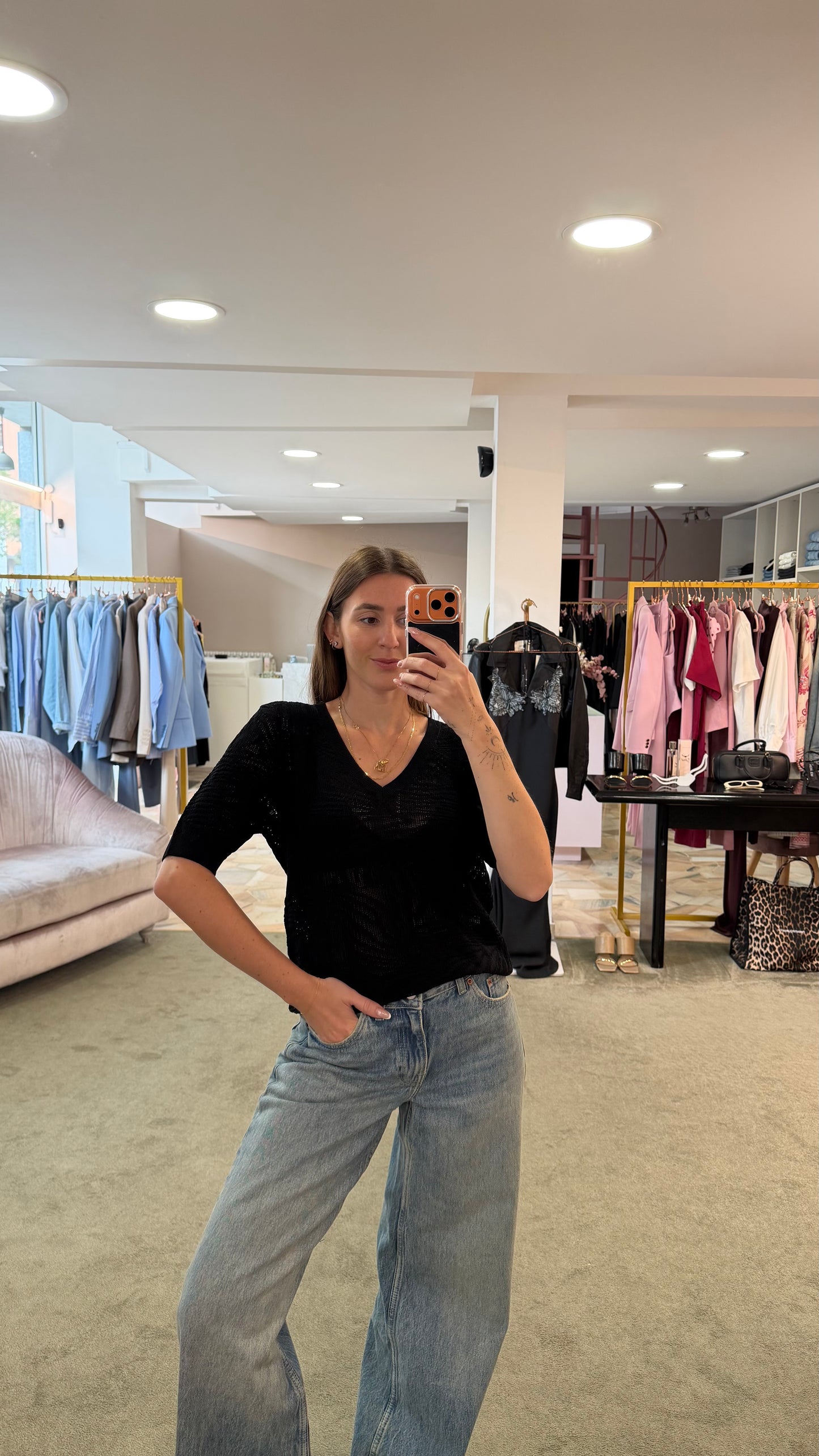 Maglia scollo a v nera in maglia traforata sy