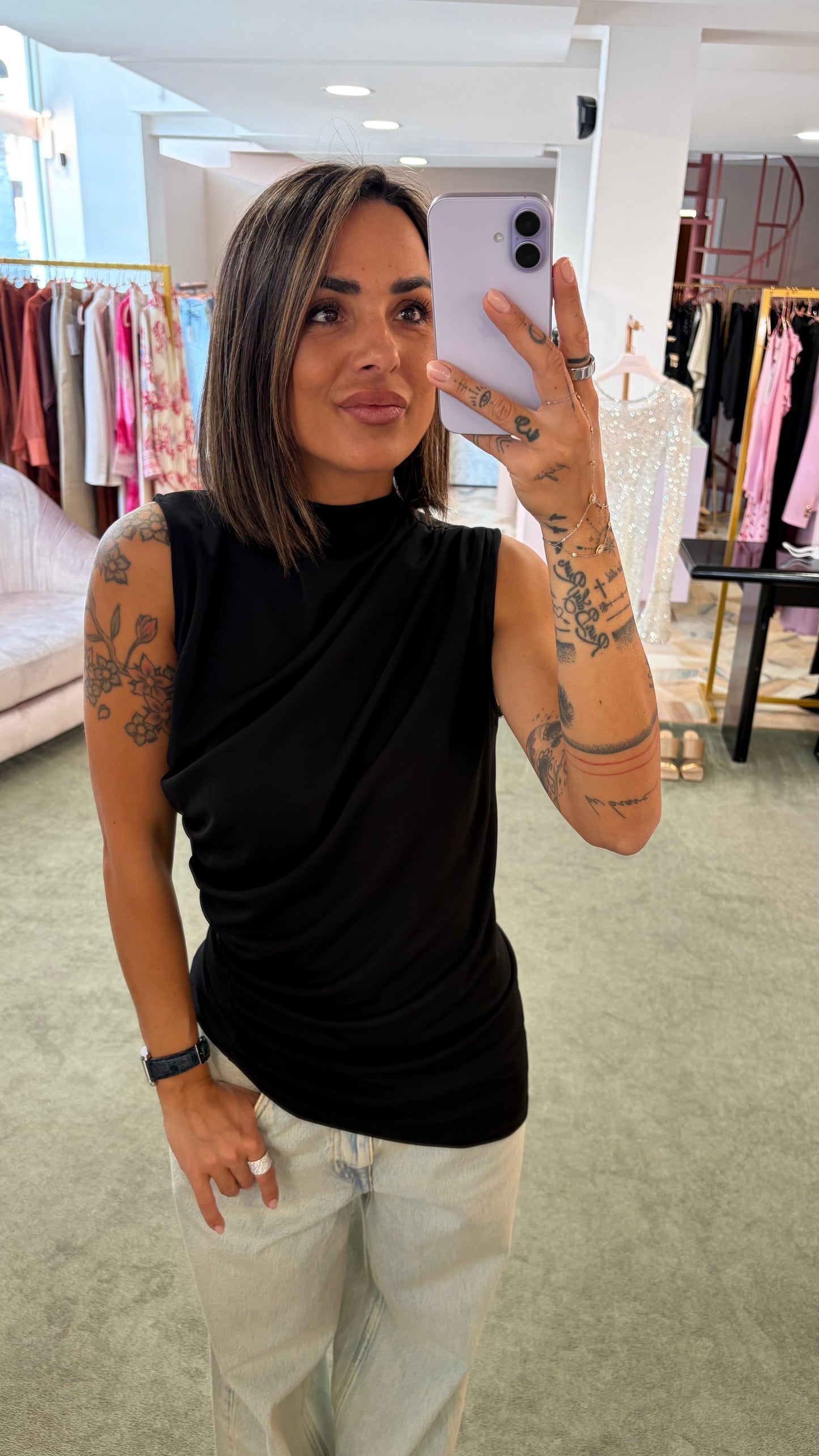 Canotta nera taglio asimmetrico con arricciature ks