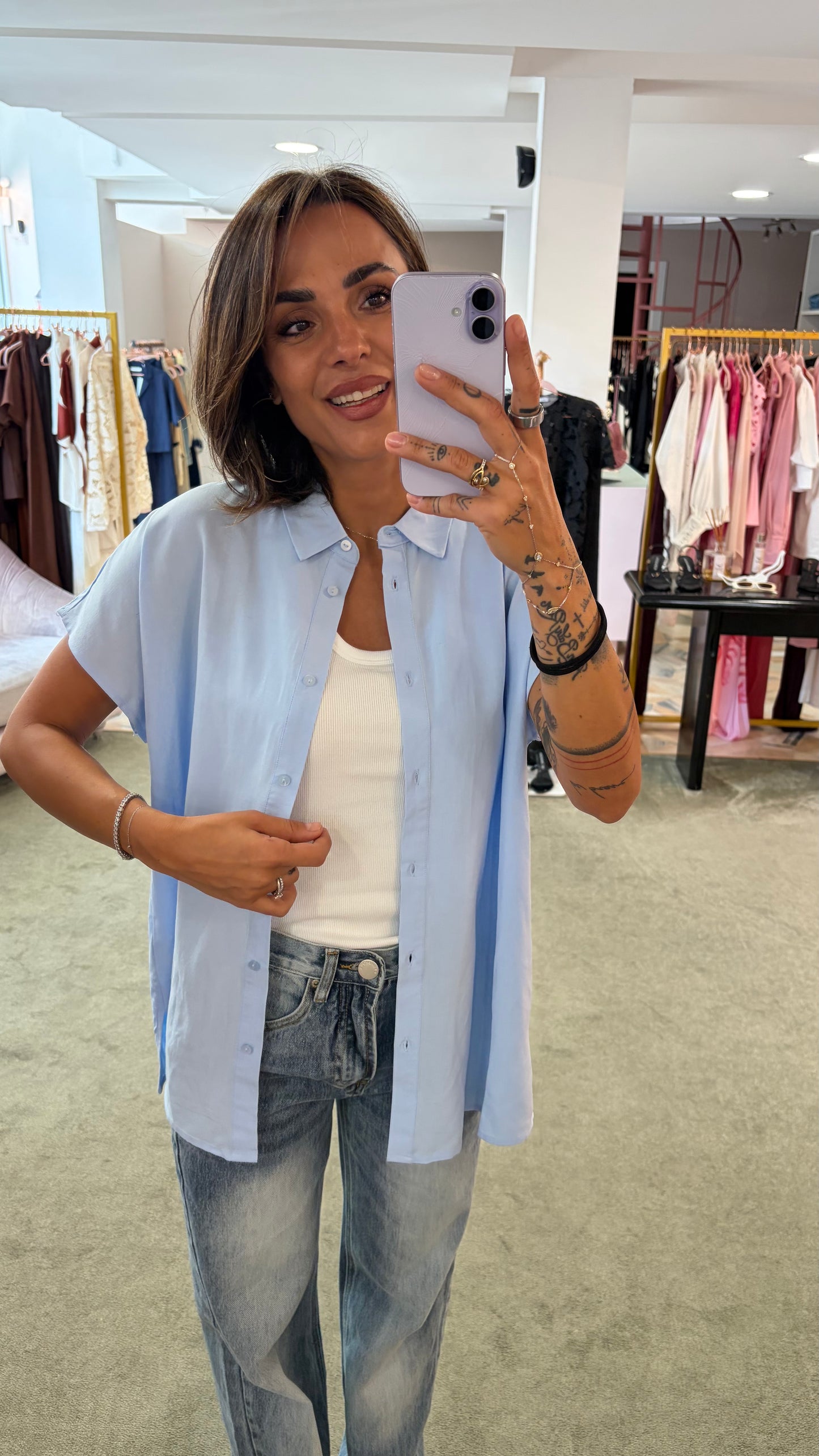 Camicia azzurra smanicata over sy